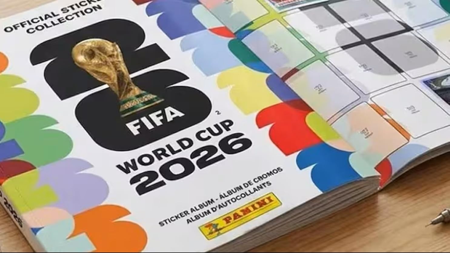 Panini FIFA World Cup 2026 Album Ufficiale + 20 Pacchetti Figurine Mondiali 2026 Collezione Calciatori + portachiave pallone