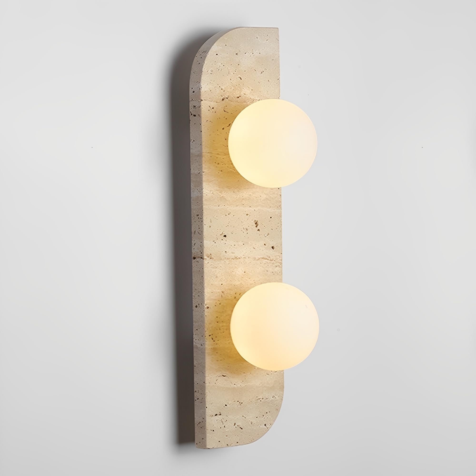 Aplique de pared de mármol y travertino amarillo con dos luces de vidrio globo para el baño