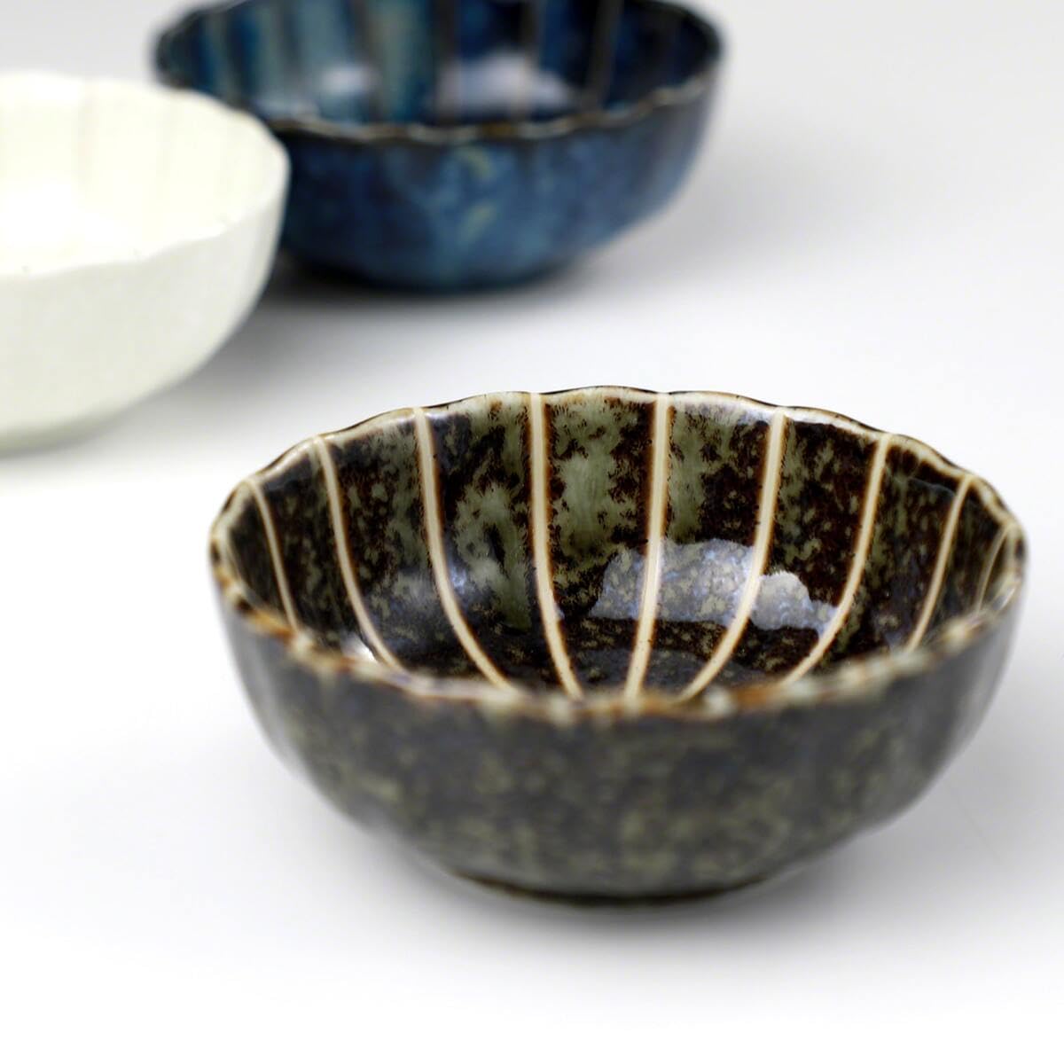 Asayu Japan Gift Set di Incensi Tradizionali e Portaincenso in Ceramica con Supporto in Ottone - Set di Bastonici d'Incenso Foresta (Hinoki + Cedro) + Portaincenso Loto Verde