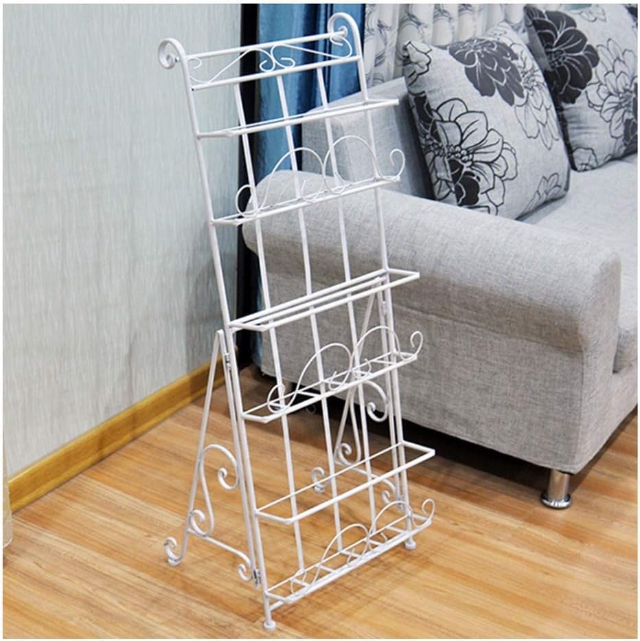 Étagère à magazines blanche pour créer un coin lecture cosy dans le salon