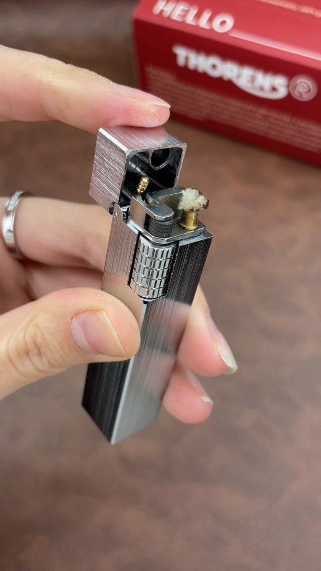Encendedor clásico rectangular recargable de latón miniatura 7