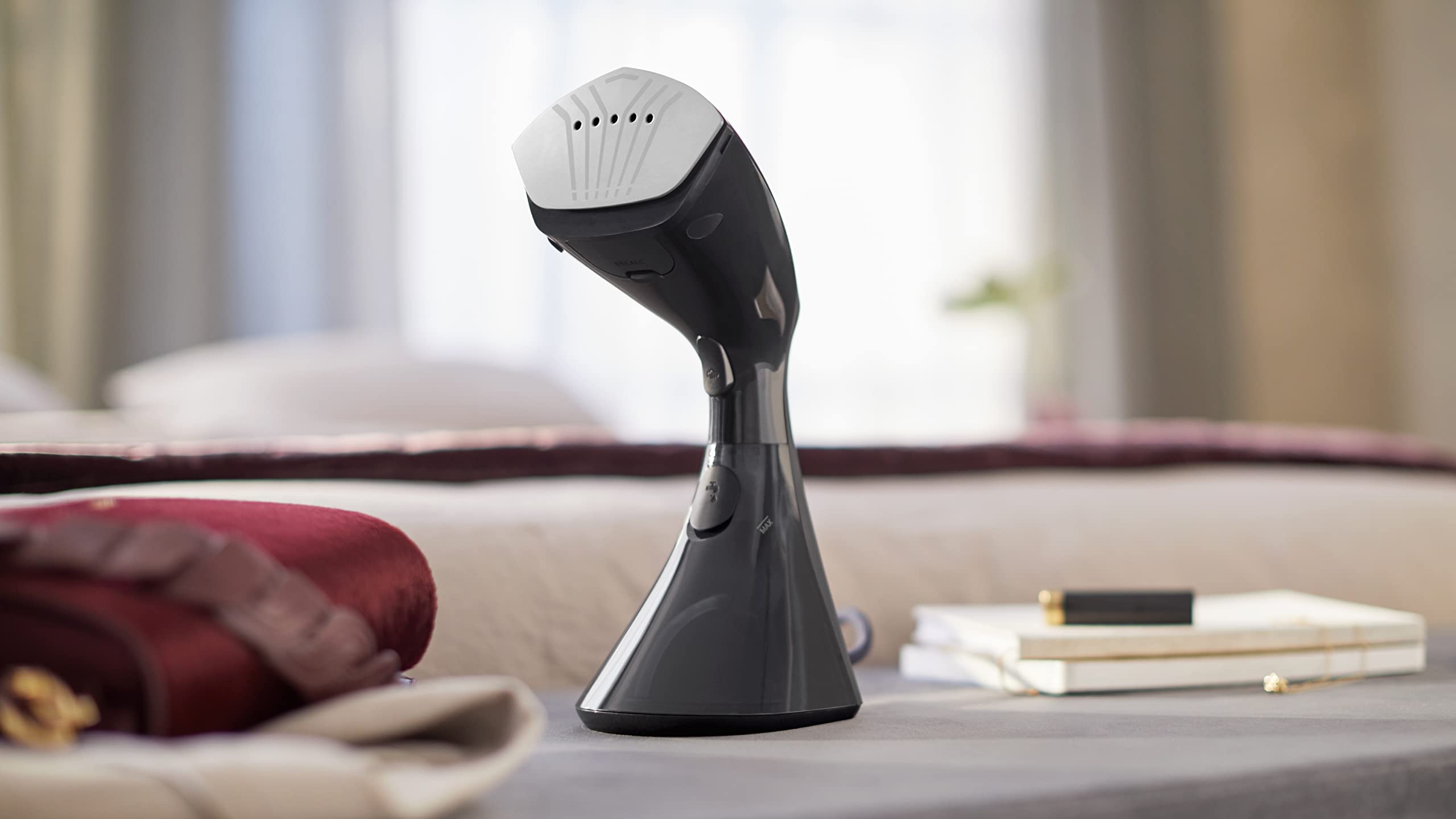 Philips Steamer serie 8000 - Sistema di Stiratura a Vapore Portatile, 1600W, Vapore Fino a 32g/min, Design Ergonomico e Compatto, Piastra Riscaldata SmartFlow, Nero (GC800/80)