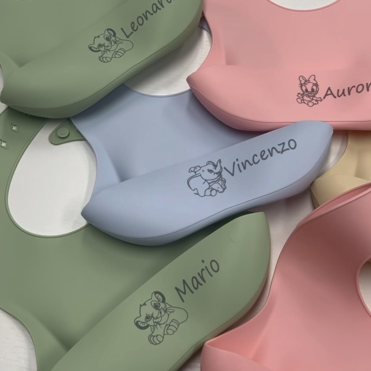 Bavaglino in silicone personalizzato con nome con tasca raccogli cibo privo di BPA