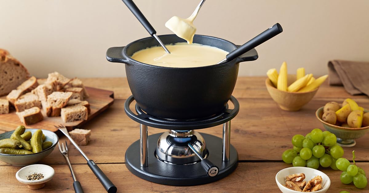 Kisag Twin Set à Fondue en Fonte pour 6 Personnes avec Casserole en Fonte Ø 16 cm Convient pour l'induction, réchaud Suisse avec brûleur à gaz et 6 fourchettes à Fondue, kit à Fondue au Fromage, à la