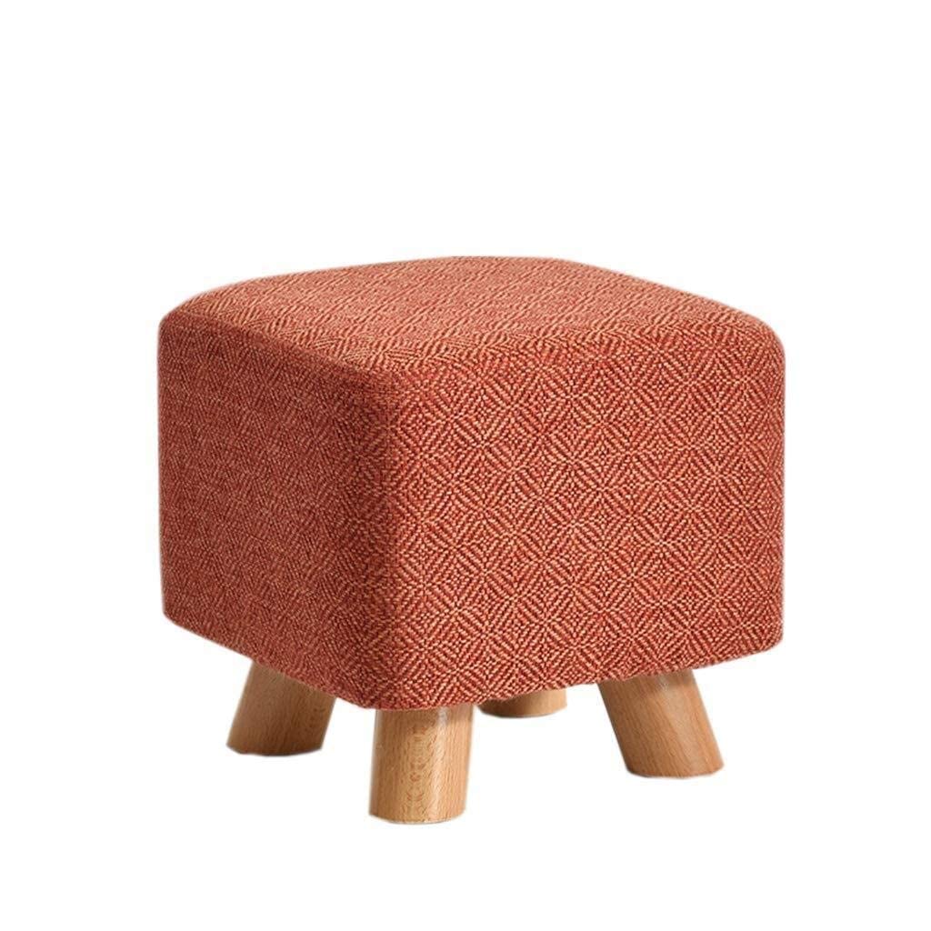Banc en bois chaleureux et son repose-pieds de salon pour créer un intérieur cosy