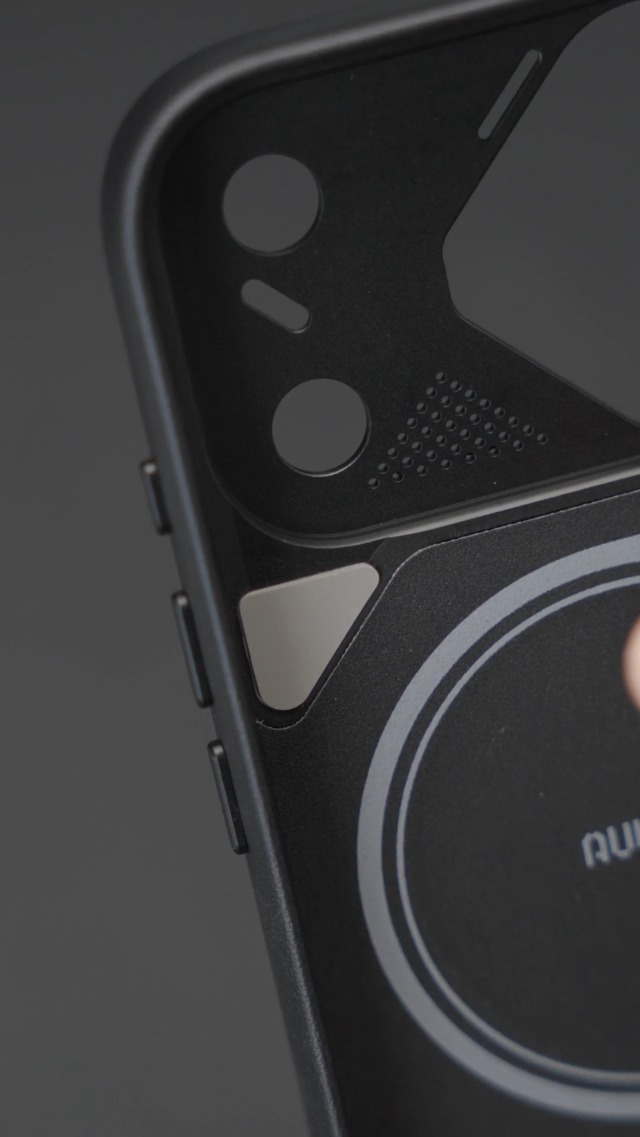 Aulumu A17 CoolHyper hoesje van veganistisch leer voor iPhone 17 Pro, camerabediening, met koelvinnen | luxe comfort | compatibel met MagSafe | complete wrap-around - zwart