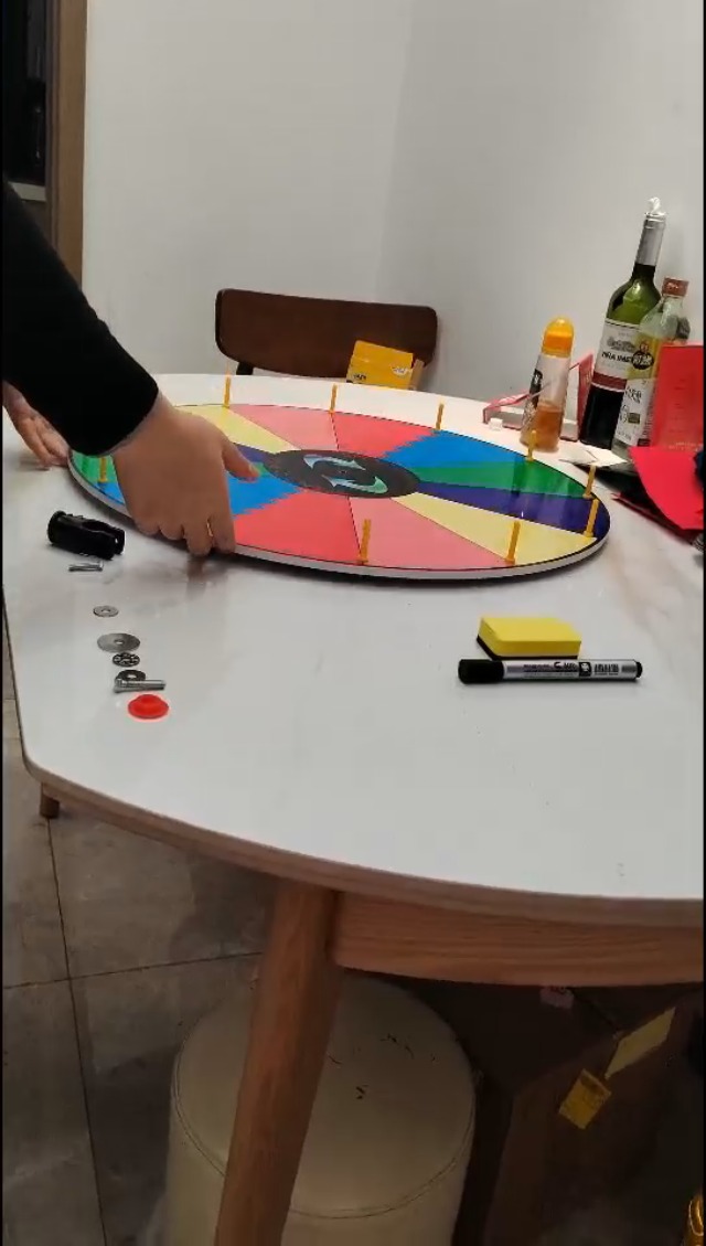 Ruleta De La Fortuna De 60 Cm Con Soporte Metálico De 165 Cm – 14 Casillas De Colores, Bandeja Extraíble, Superficie Acrílica Borrable, Ideal Para Fiestas Y Juegos
