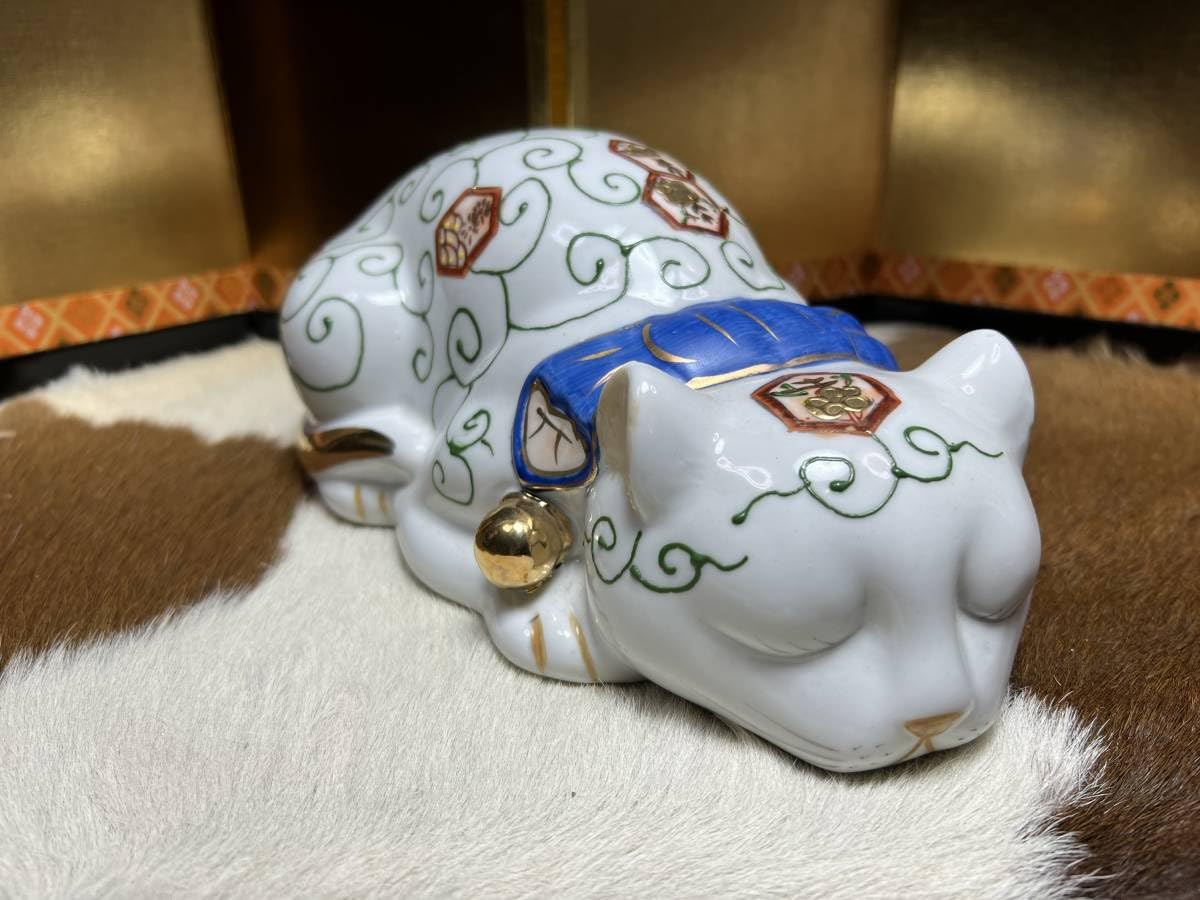 Amazon.co.jp: 豪華♪ゴールド＆青色金彩陶器眠り猫 亀甲模様右向1体 