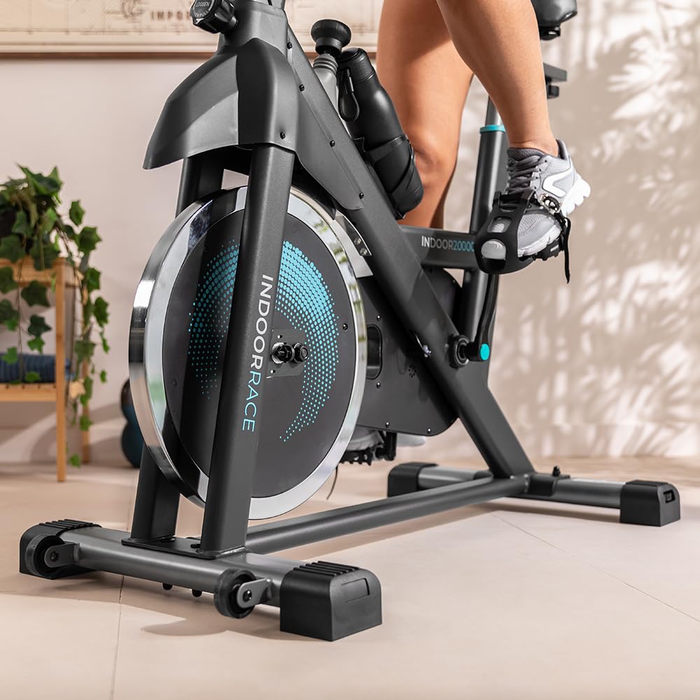 Cecotec Cyclette Indoor con Volano da 20 kg DrumFit Indoor 20000 Race. Cardiofrequenzimetro, Display LCD, Supporto per Dispositivi e Bottiglia, Manubrio Sportivo, Ruote, Sella Regolabile