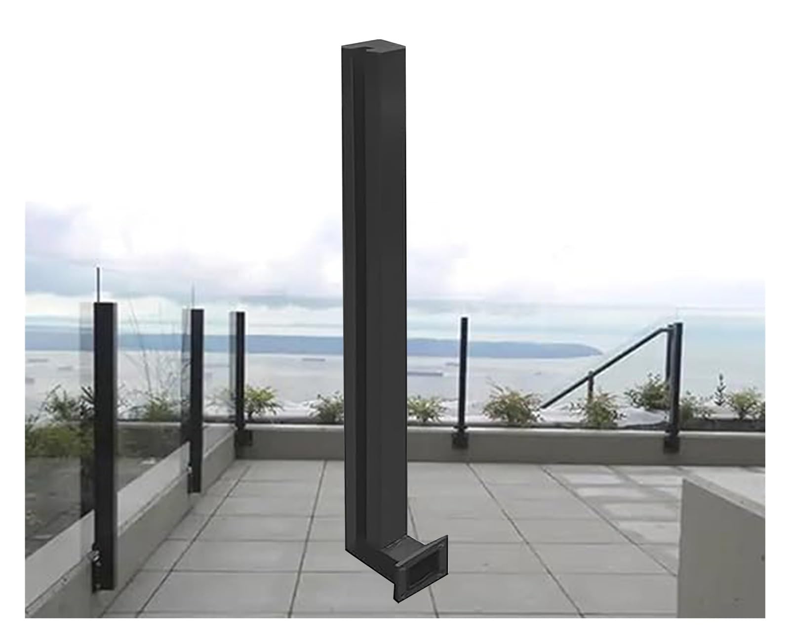 Poste de esquina negro para barandilla de vidrio en terraza exterior
