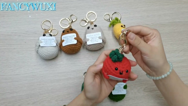 JUAEYIDDS Patata di lana Mini giocattoli di peluche patate Patata positiva patate lavorata a maglia Con portachiavi Bambola di Lana con Carte per Regali di Compleanno Decorazioni per Feste (P