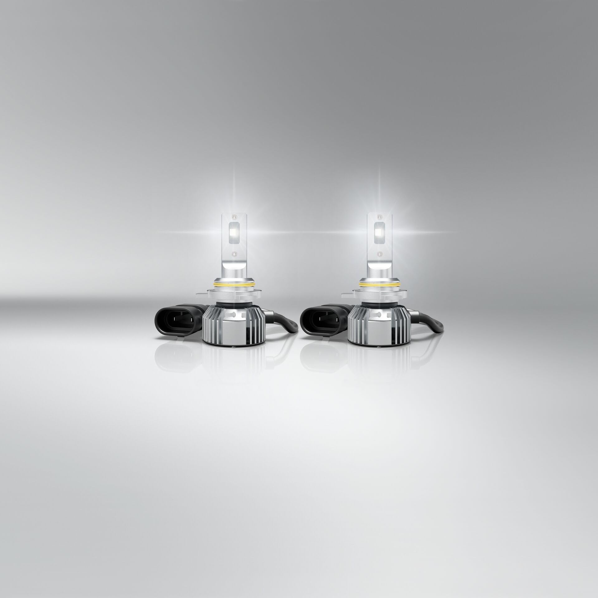 OSRAM NIGHT BREAKER LED SMART HIR2; jasność 330%; temperatura barwowa 6000K, diody LED o dużym i przyciemnionym świetle, zapewniające dobre oświetlenie do stosowania na otwartych ścieżkach.