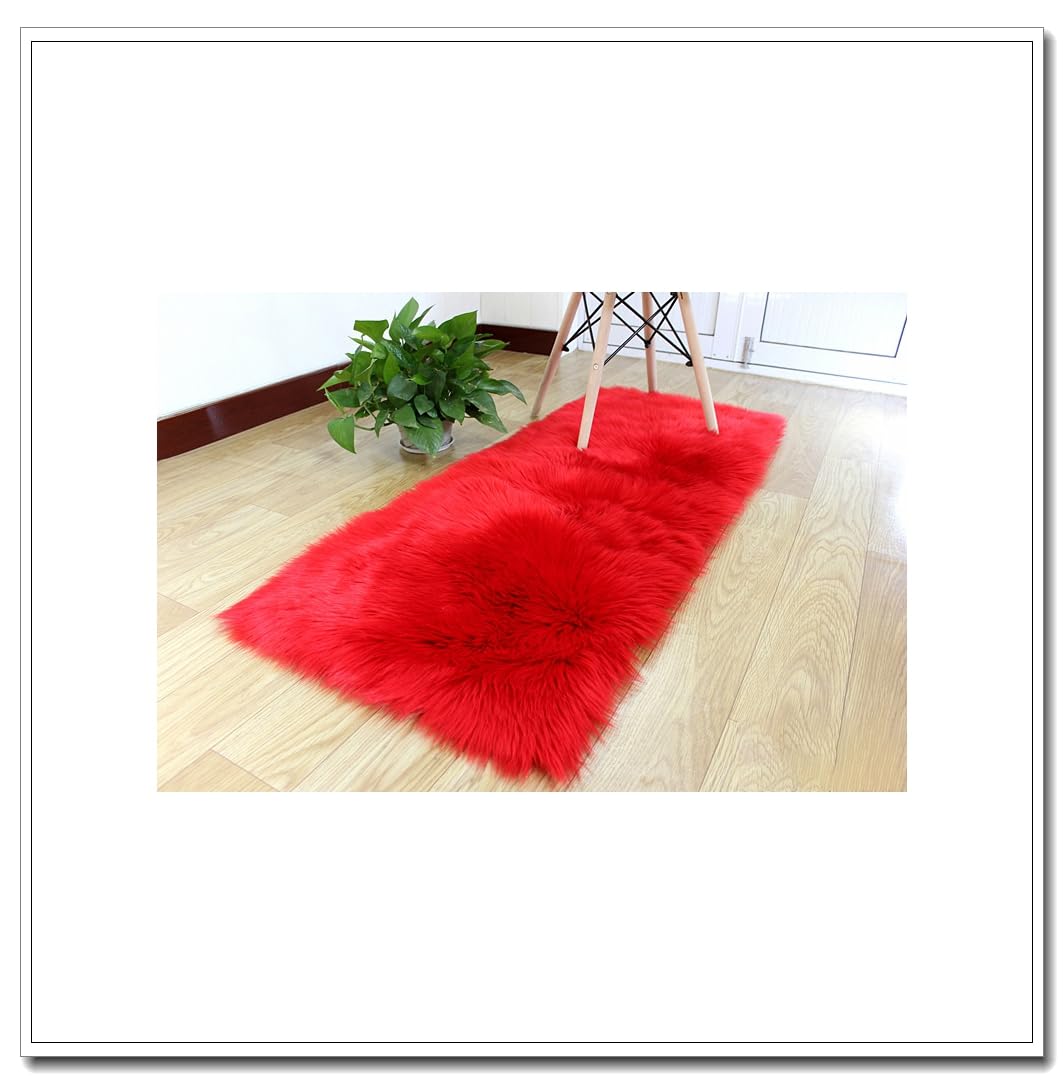 Tapis en fourrure synthétique rouge pour réchauffer l'ambiance du salon familial