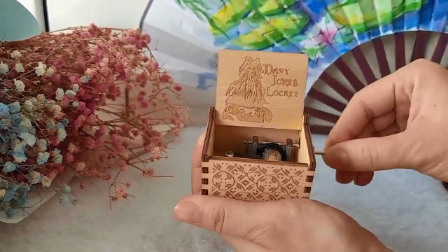 Boîte à musique en bois sculpté à manivelle pirates des caraïbes
