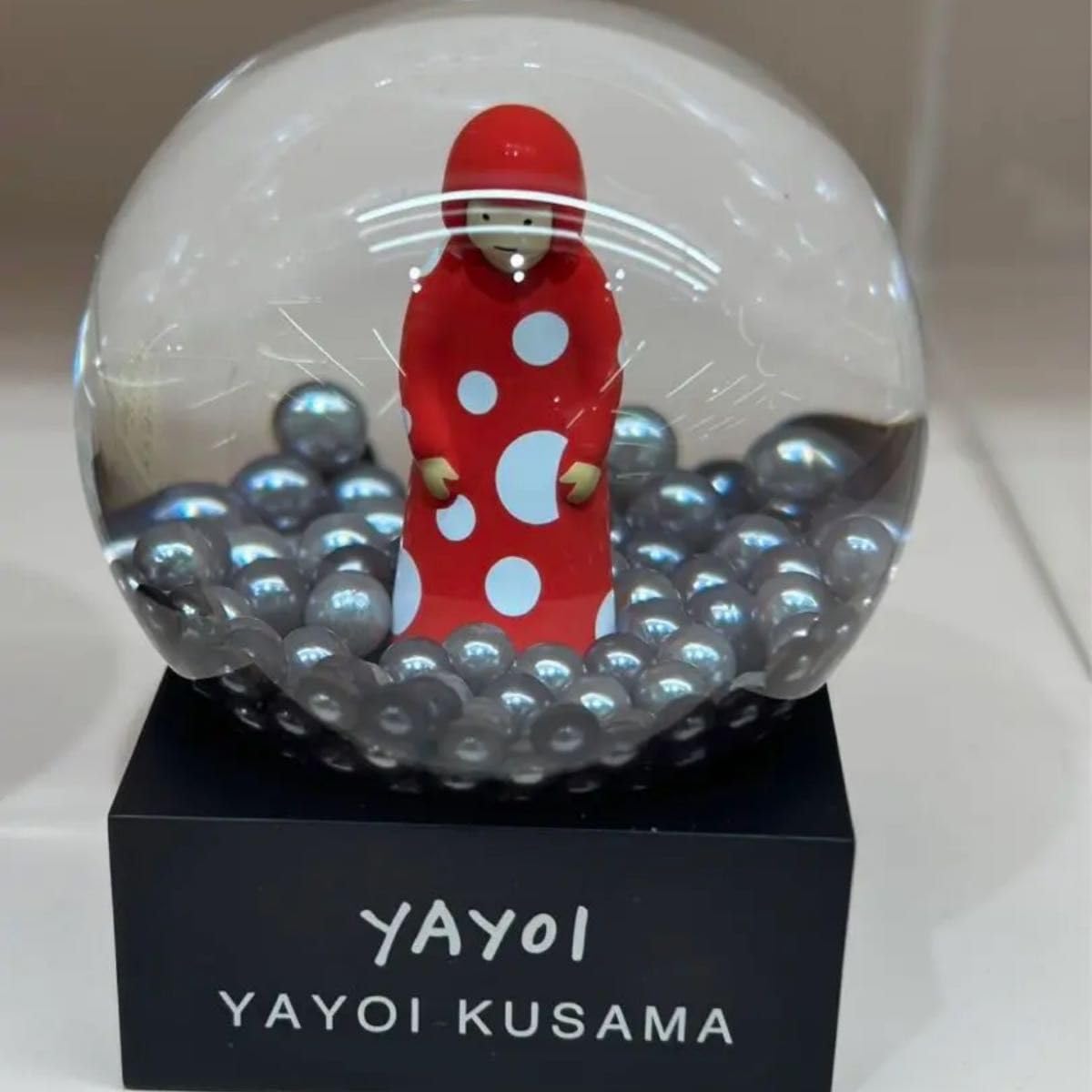 Kusama オブジェ　草間彌生　スノードーム 赤　ドット　オブジェ 草間彌生 スノードーム（スノーグローブ）[ YAYOI ]｜ラムフロム
