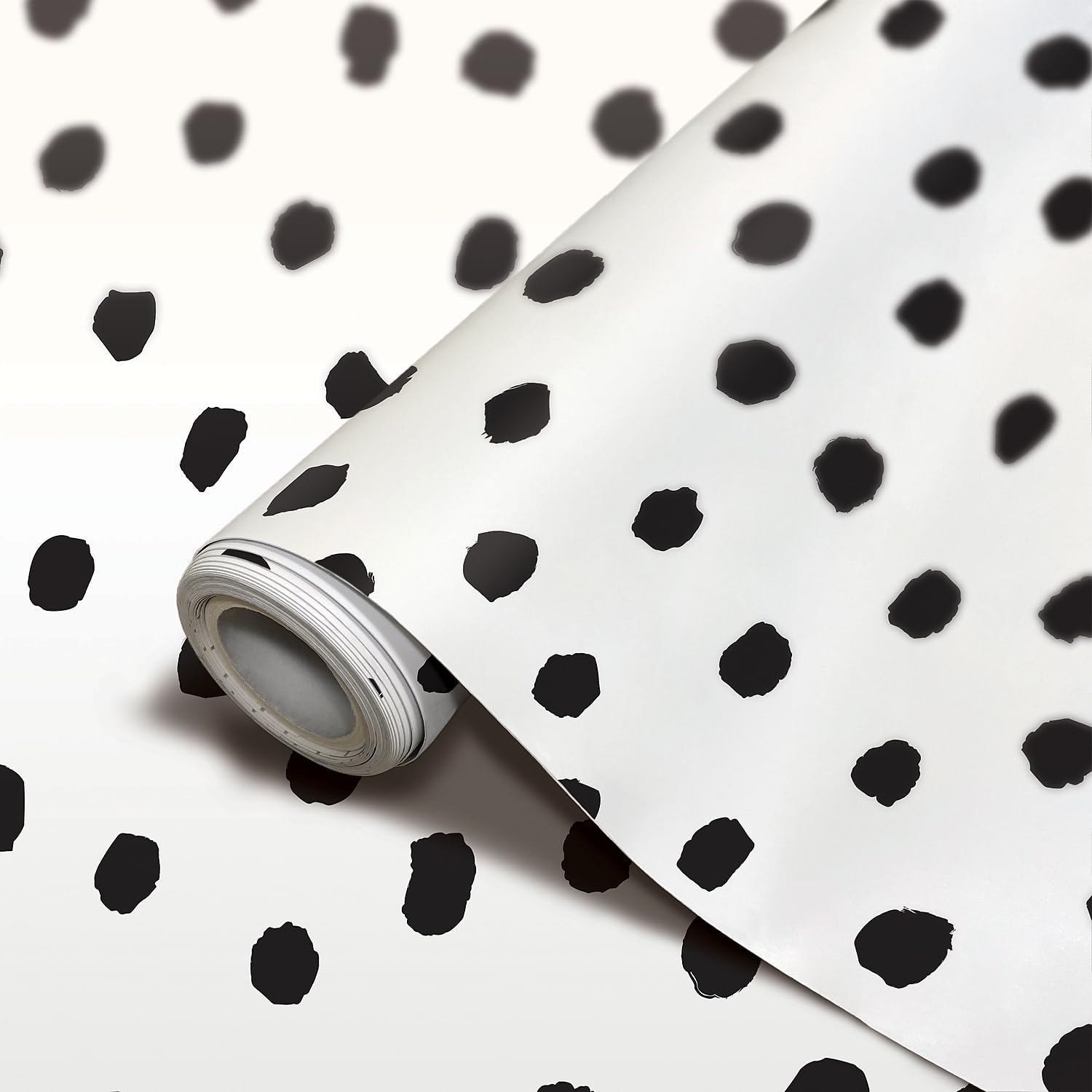 Papier peint adhésif à pois noirs pour relooker une chambre d'enfant ou un bureau moderne