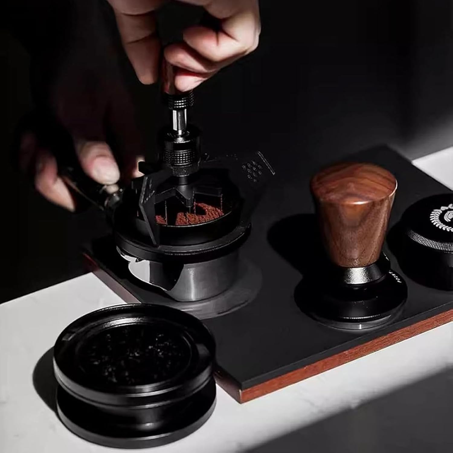 Strumento distributore ad ago per Espresso da 58 mm, agitatore per caffè Regolabile in Altezza con Base di Pulizia, per casa e Bar.