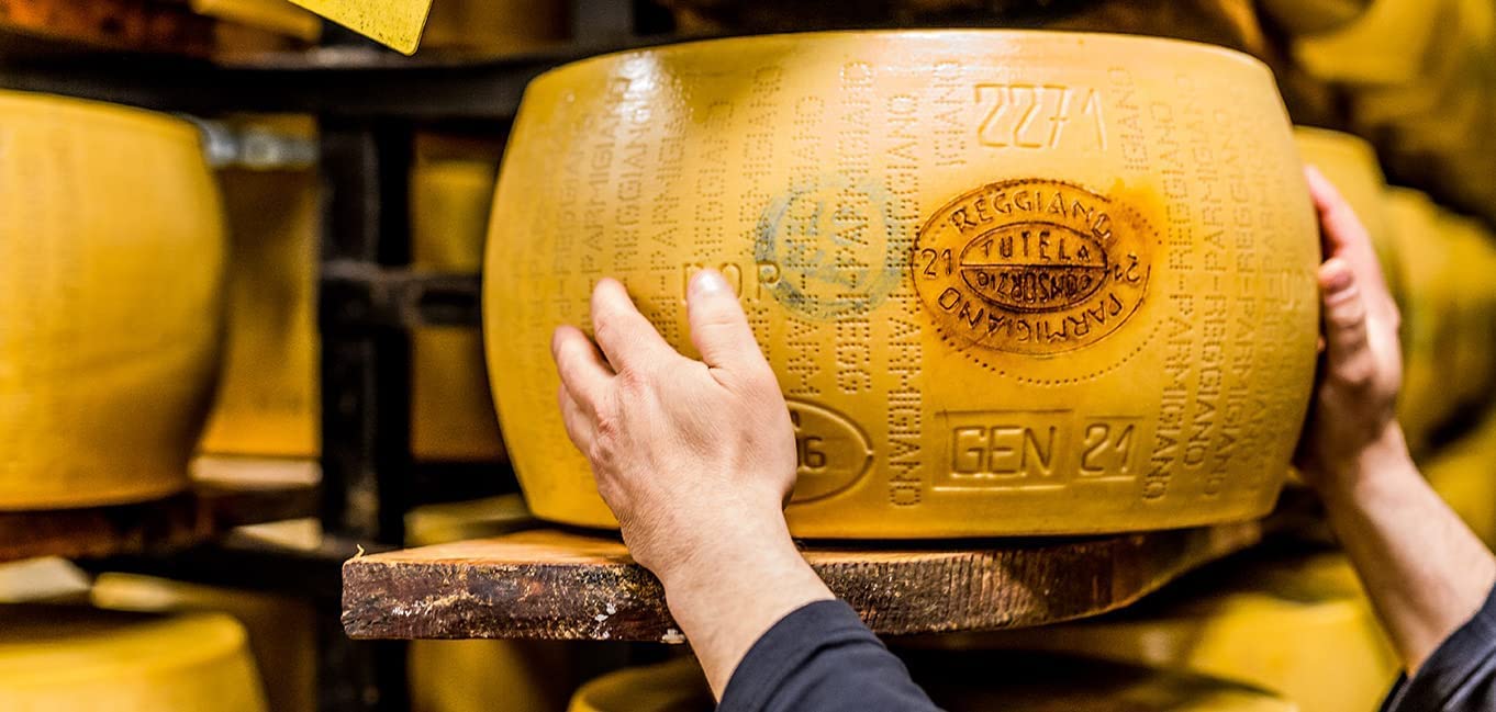 La Grande Bottega Italiana - Parmigiano Reggiano DOP, Parmesankäse 24 Monate gereift, von noblen Kühen, vakuumverpackt, 1kg (ohne Gentechnik)