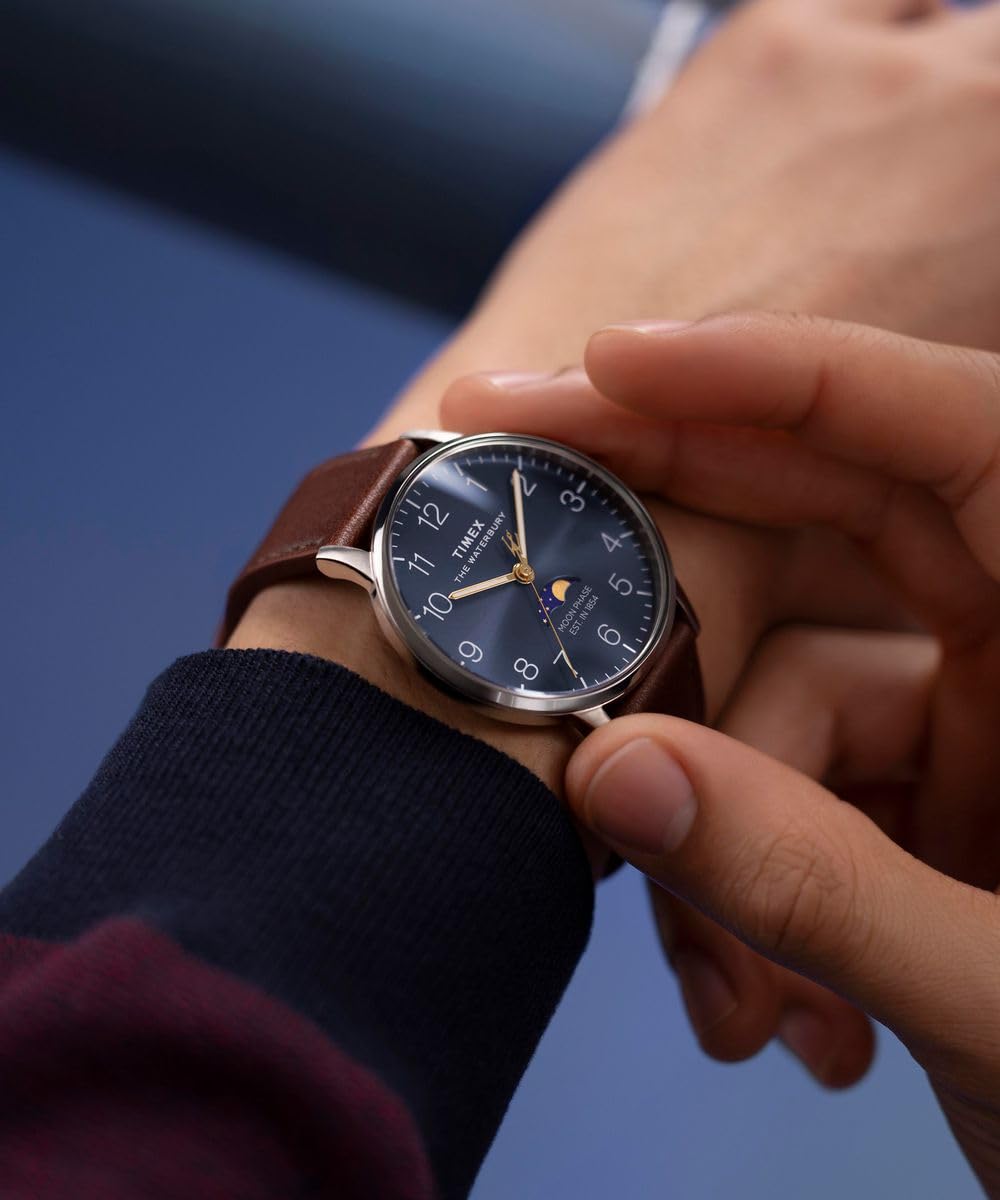 Timex Waterbury Classic Moon Phase Tw2W75600 Zegarek Męski, 40 mm, Brązowy Pasek ze Skóry Wegańskiej, Niebieska Tarcza i Koperta ze Stali Nierdzewnej