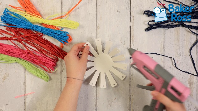 Baker Ross dromenvanger-knutselsets vlinders (4 stuks) – voor knutselen en vormgeven – met sjabloon, wol, veren, band en naald