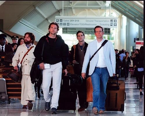 Posterazzi Zach Galifianakis Bradley Cooper Justin Bartha y Ed Helms en el aeropuerto para la resaca (8 x 10) - N.º de artículo MVM00867