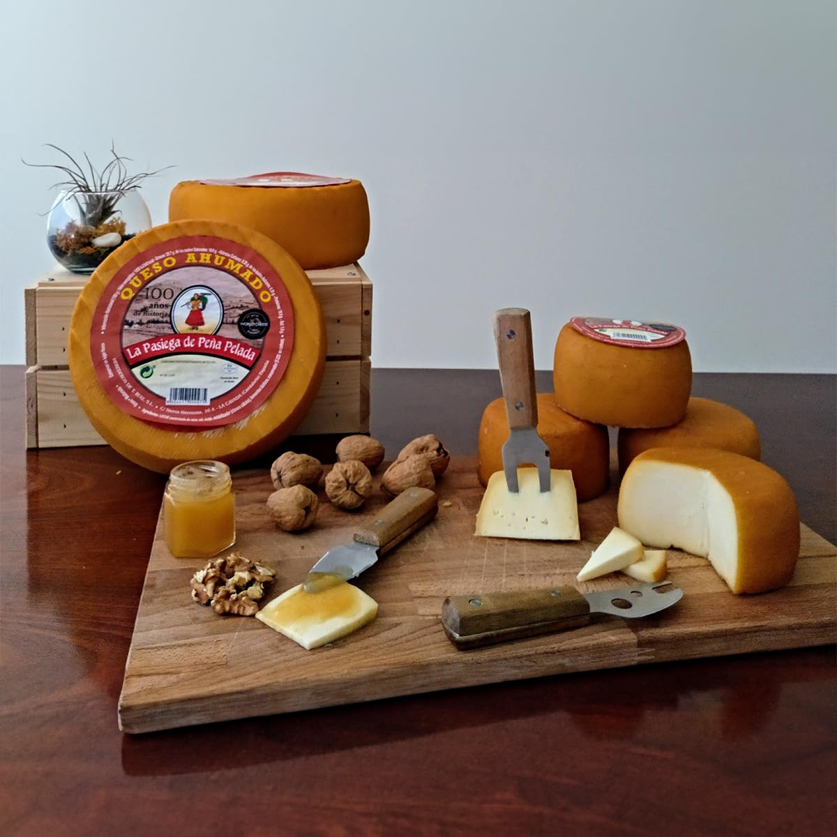 LA PASIEGA DE PEÑAPELADA Queso Ahumado Artesano, Queso redondo 3 kg (aprox) Al natural, Sabor Suave con Toque de Humo, Elaborado con Leche de Vaca Pasteurizada en Cantabria