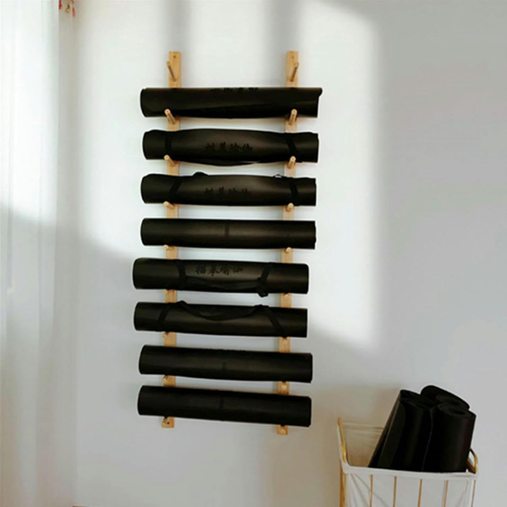 Rangement mural pour tapis de yoga en bois pour home gym épuré