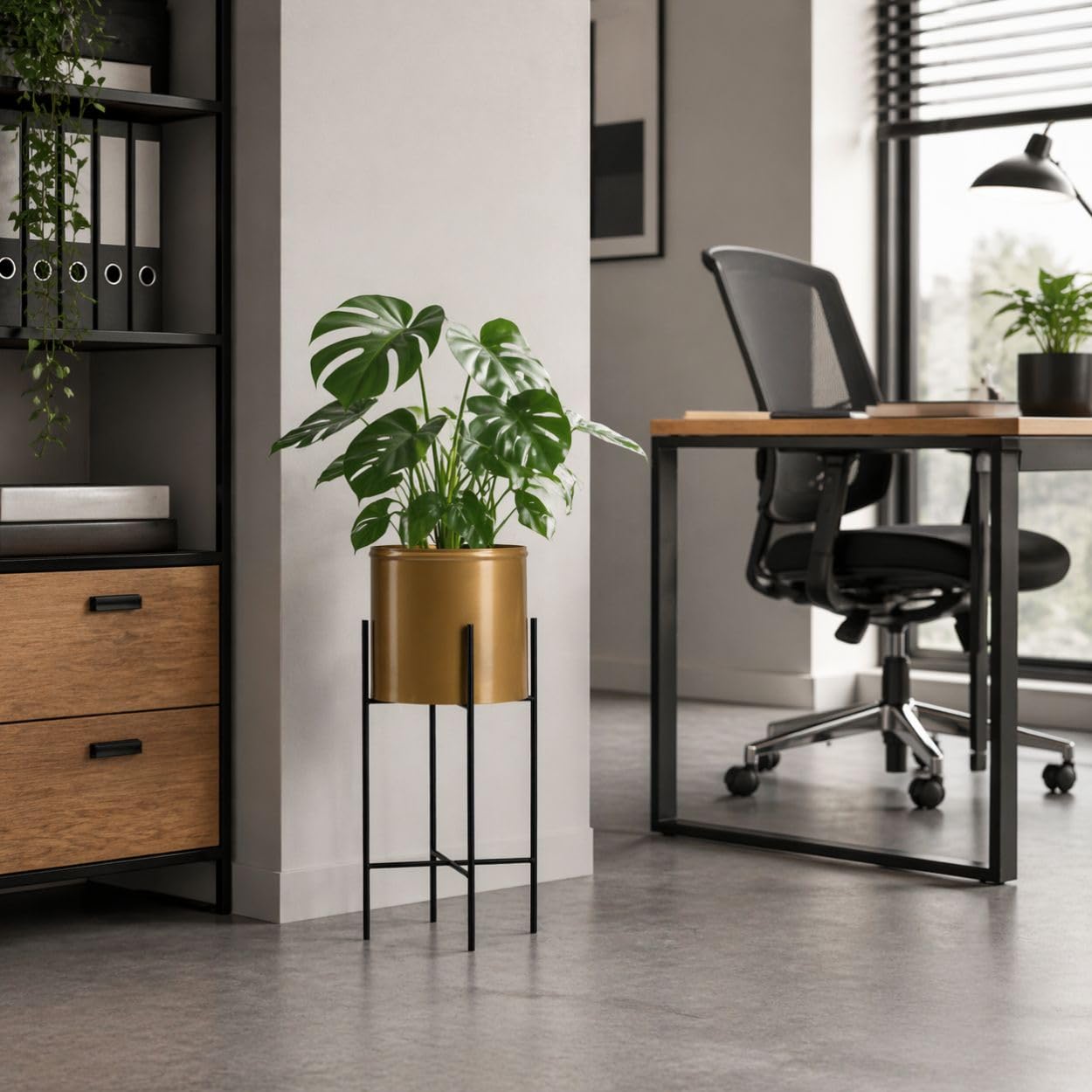 Macetero redondo decorativo negro y dorado con soporte para flores de 55 cm, de metal.