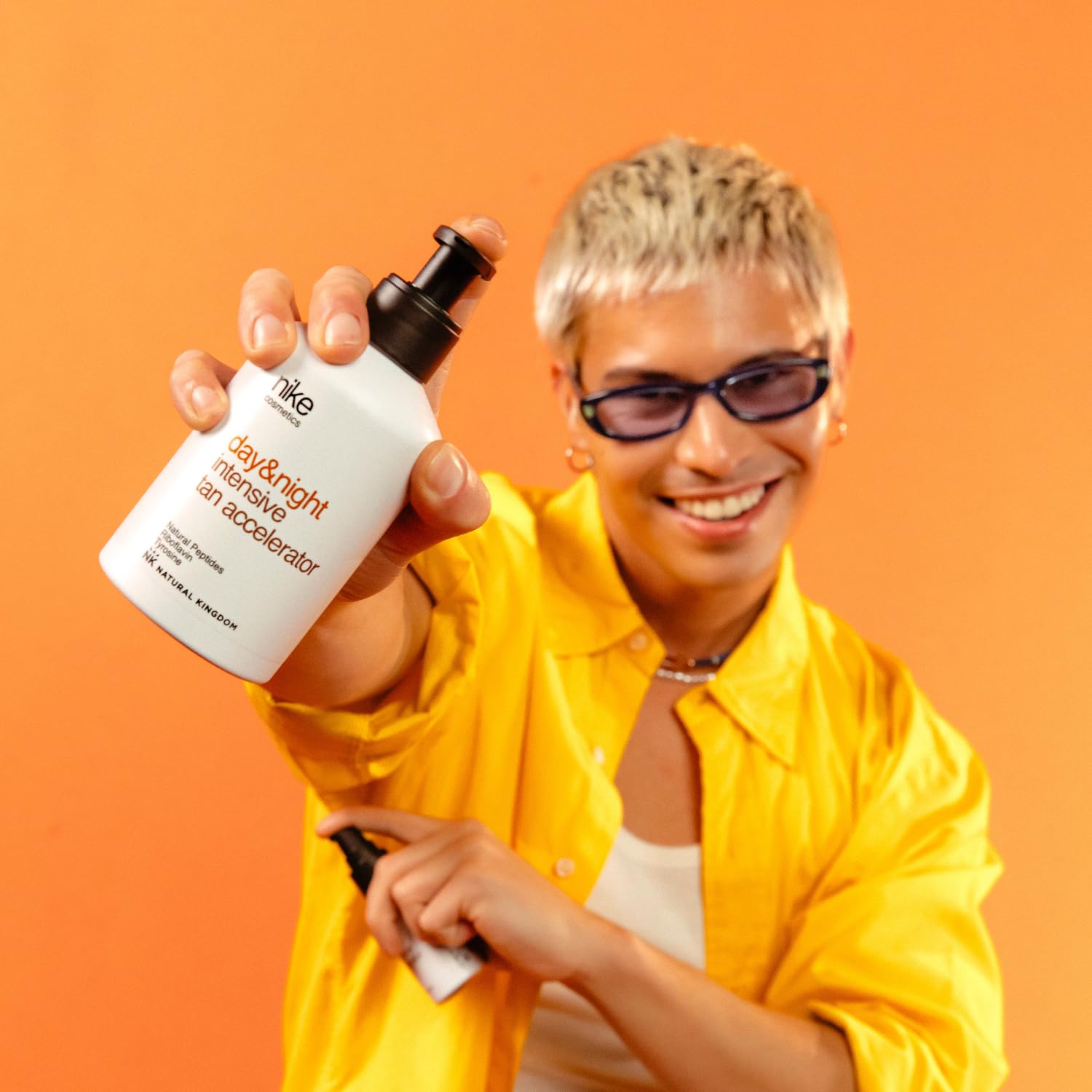 NIKECOSMETICS - Potenciador del Bronceado Corporal Tan Accelerator Monoi Vibes Day&Night 250 ml, con Manteca de Karité, Hidratante, Aporta Elasticidad y Suavidad, Ligera, Fórmula Vegana