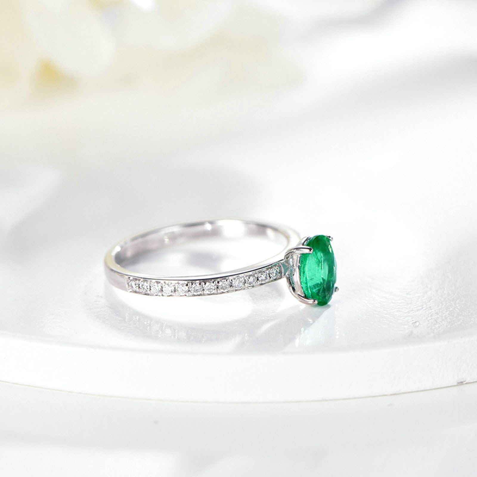 Anillo de compromiso para mujer, platino, talla H 1/2-V 1/2, anillos de compromiso de boda estrechos con esmeralda ovalada de 0,7 quilates y moissanita de 0,17 quilates