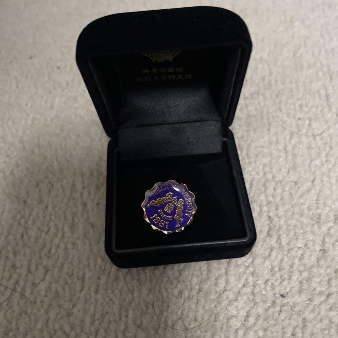 Amazon | 明治大学 卒業記念品 終身会員証 校友会ピンバッジ | バッジ