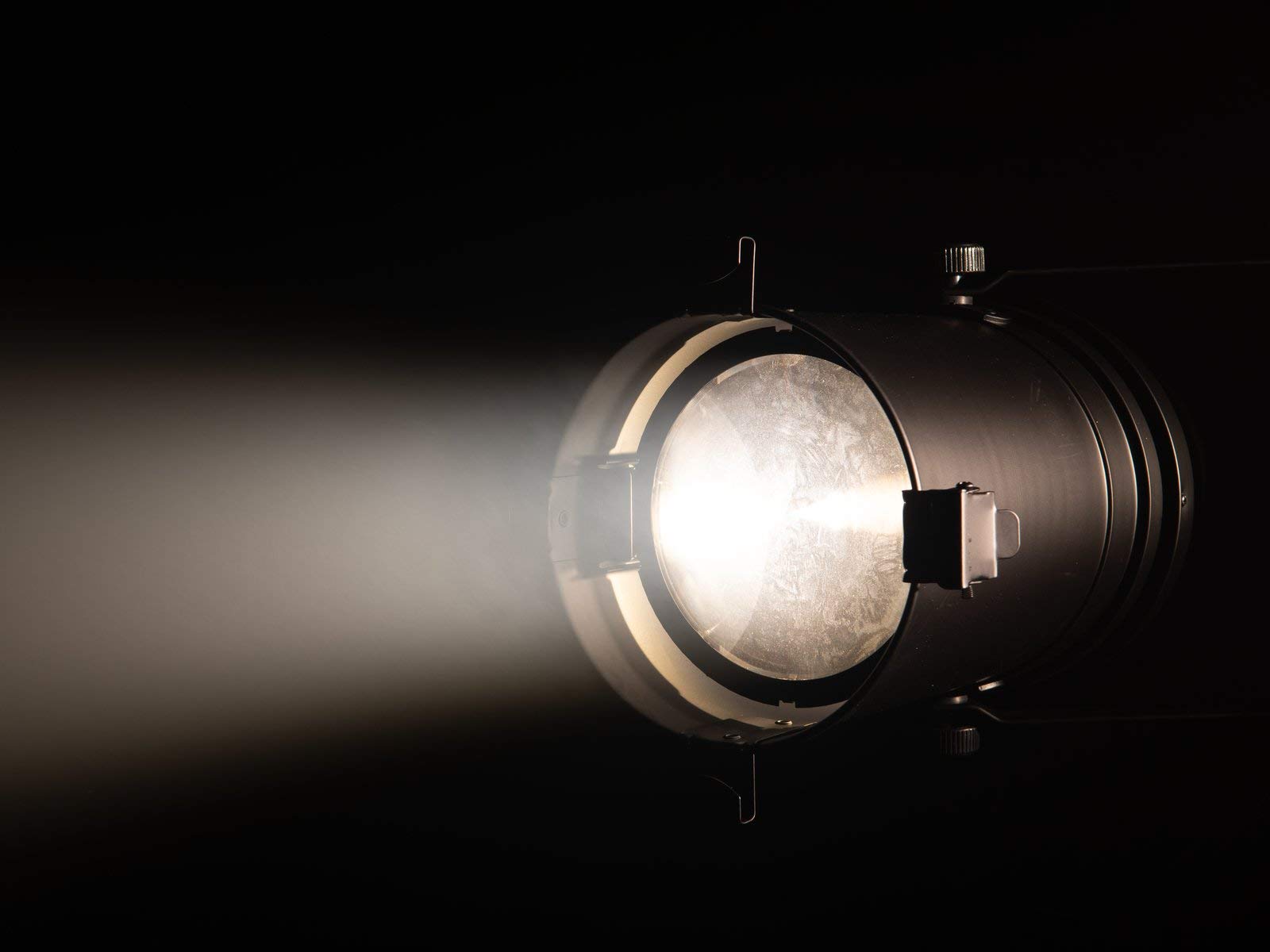 Eurolite LED PAR-64 COB 3000K 100W mit Zoom- und Dimmerfrequenz-Funktion schwarz | PAR-Scheinwerfer mit warmweißer 100-Watt-COB-LED für Videoproduktionen