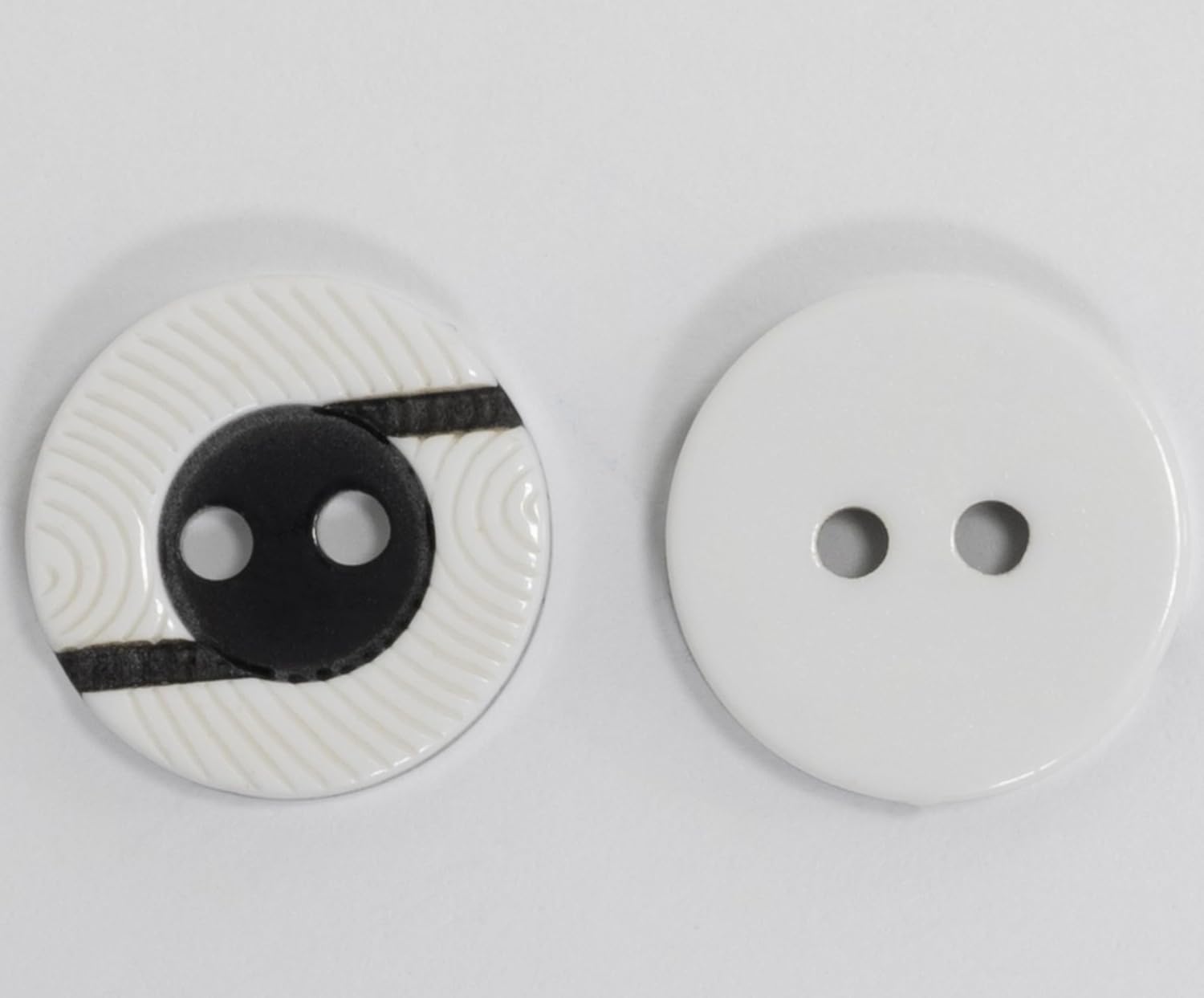 AERZETIX - C74912 - Set of 10 Sewing Buttons Ø12.5 mm 2 Holes 20L L20 - Black, White - Plastic - Opening 1.8 mm - Creative Hobby Haberdashery Sewing