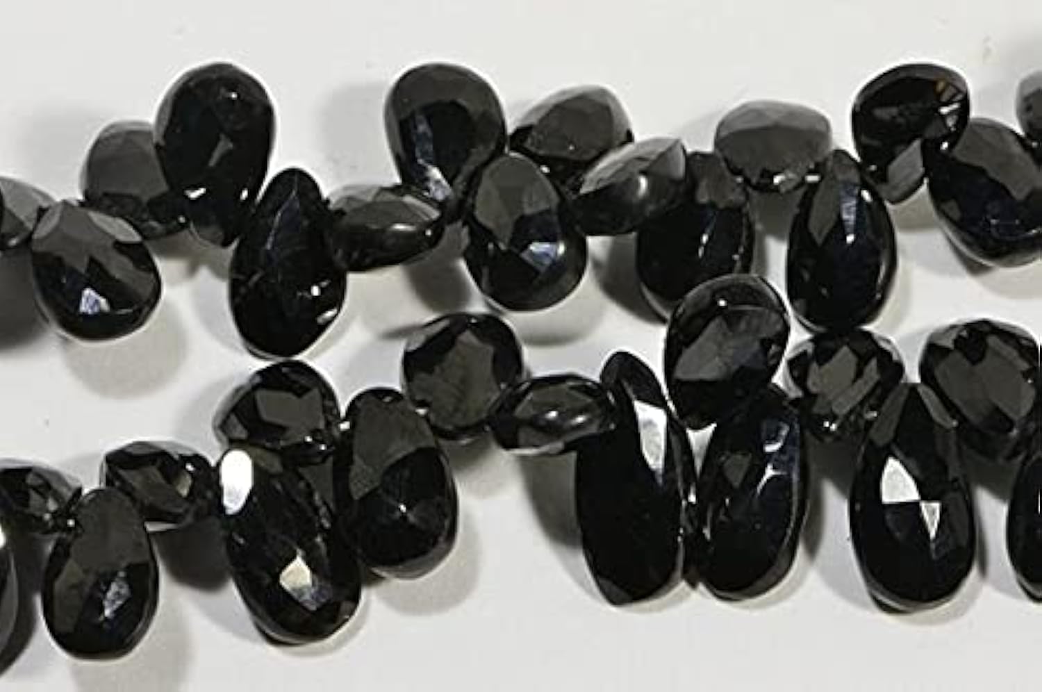 Perles de onyx noir naturel pour créer vos bijoux de soirée élégants et colliers bohèmes