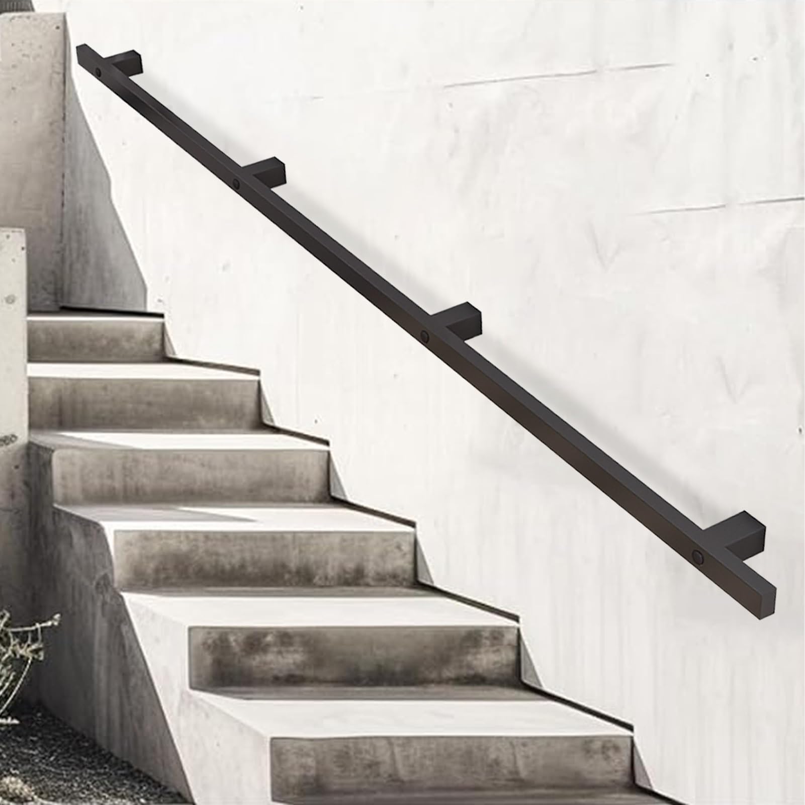Main courante en fer noir design industriel rampe métallique épurée pour loft