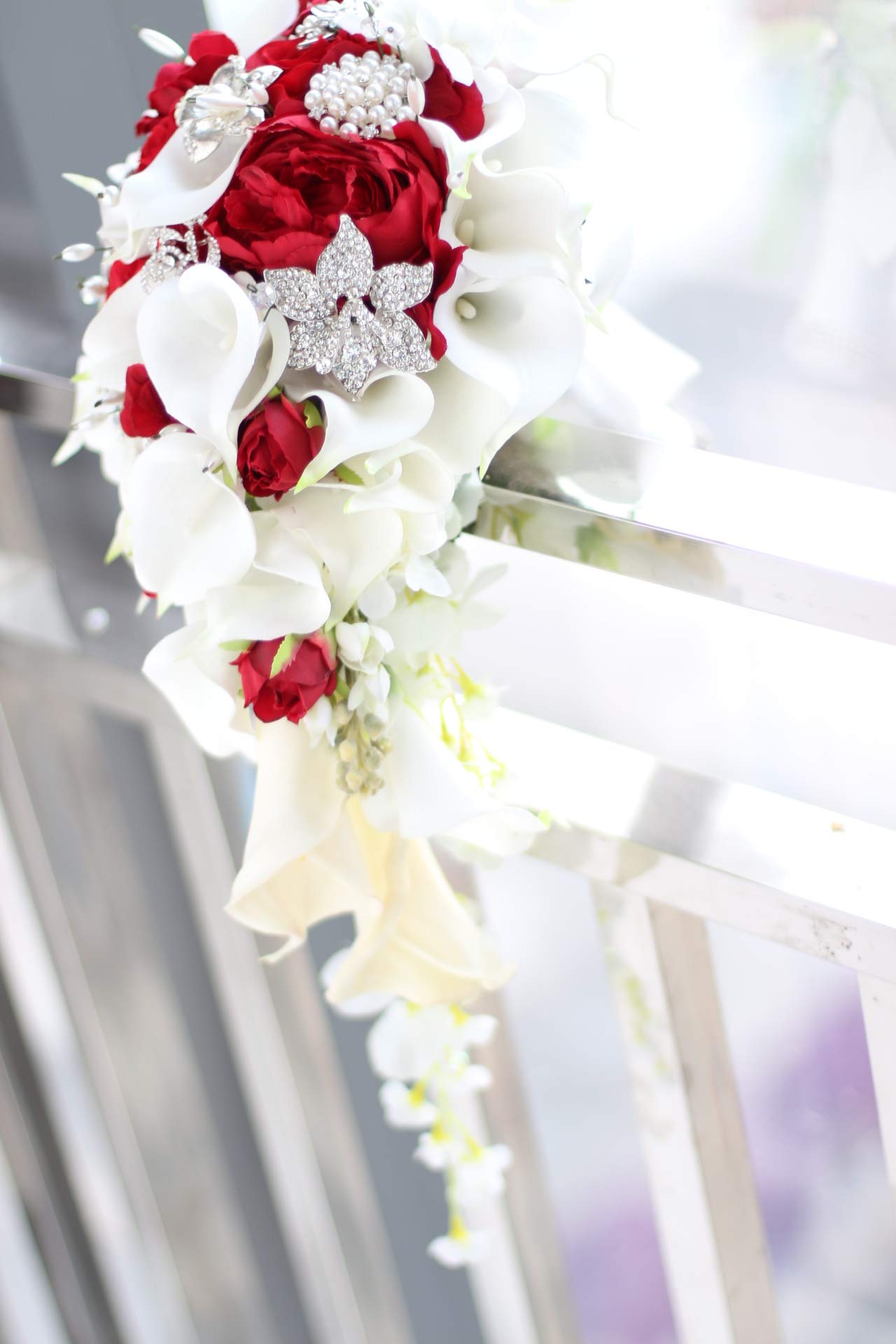YIFUwedding IFFO Bouquets de mariée avec Fleurs de lys Calla artificielles, Diamants et Perles Roses, décoration de fête de Mariage (Rouge)