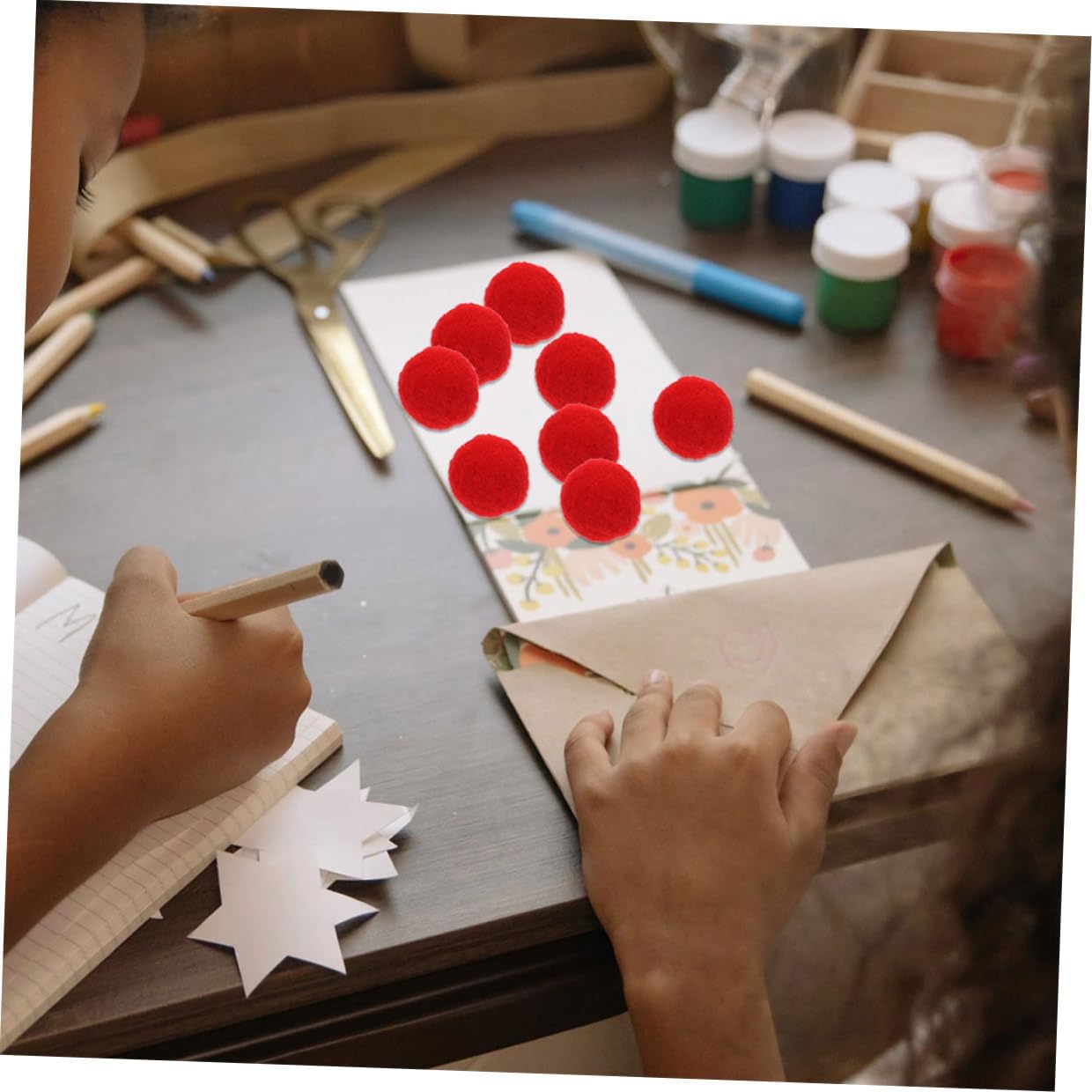 KONTONTY 600pcs Red Craft Pom Pom Balls 25mm Small Fluffy Puff Balls for DIY Arts, Crafts, and Hobby Projects, Soft Artificial Pompoms for Home Decorations and School Activities