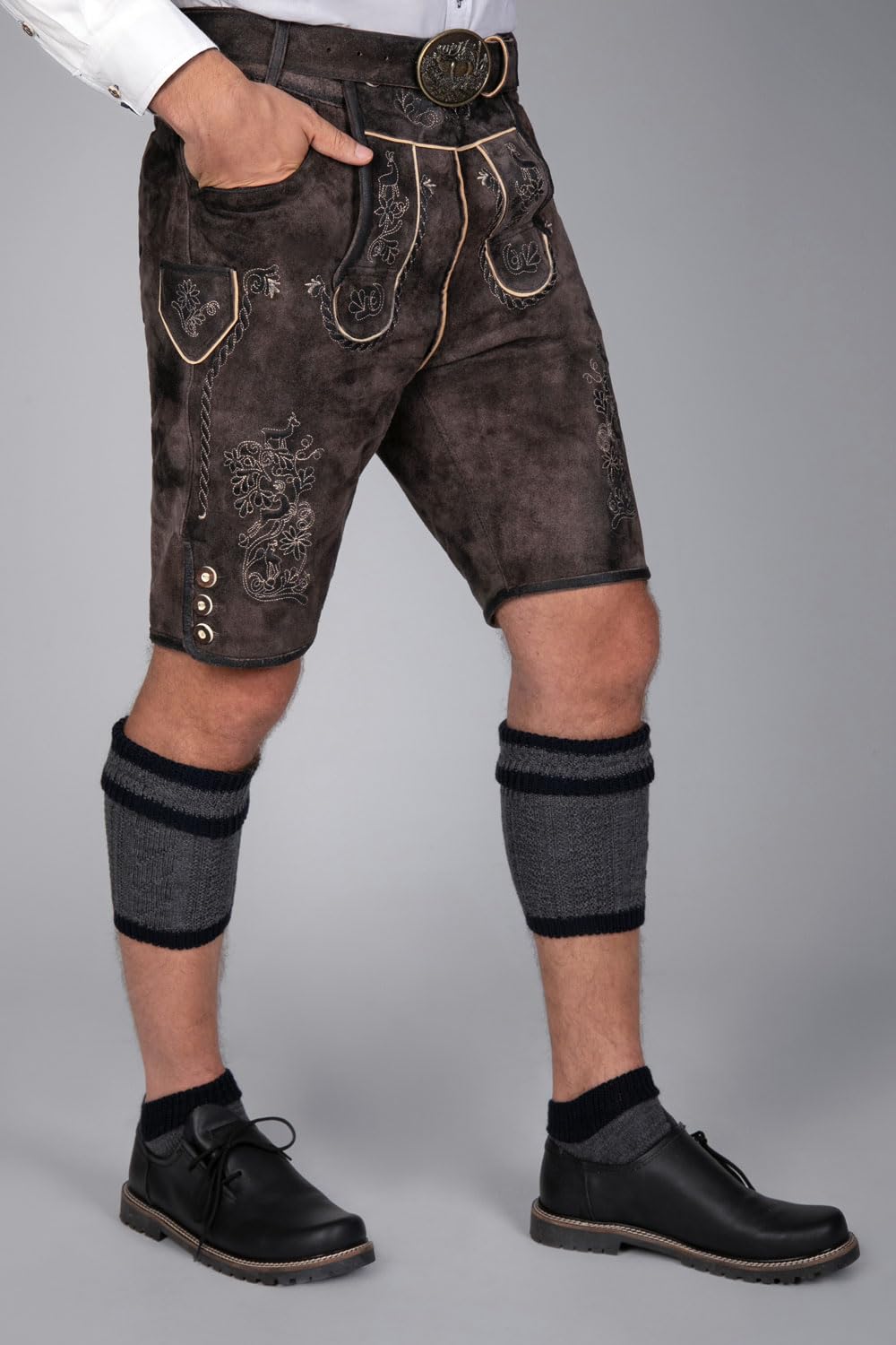 Edelnice Trachtenmode Kurze Trachtenlederhose Matze aus Büffelleder in tiefen Dunkelbraun mit edler Stickerei