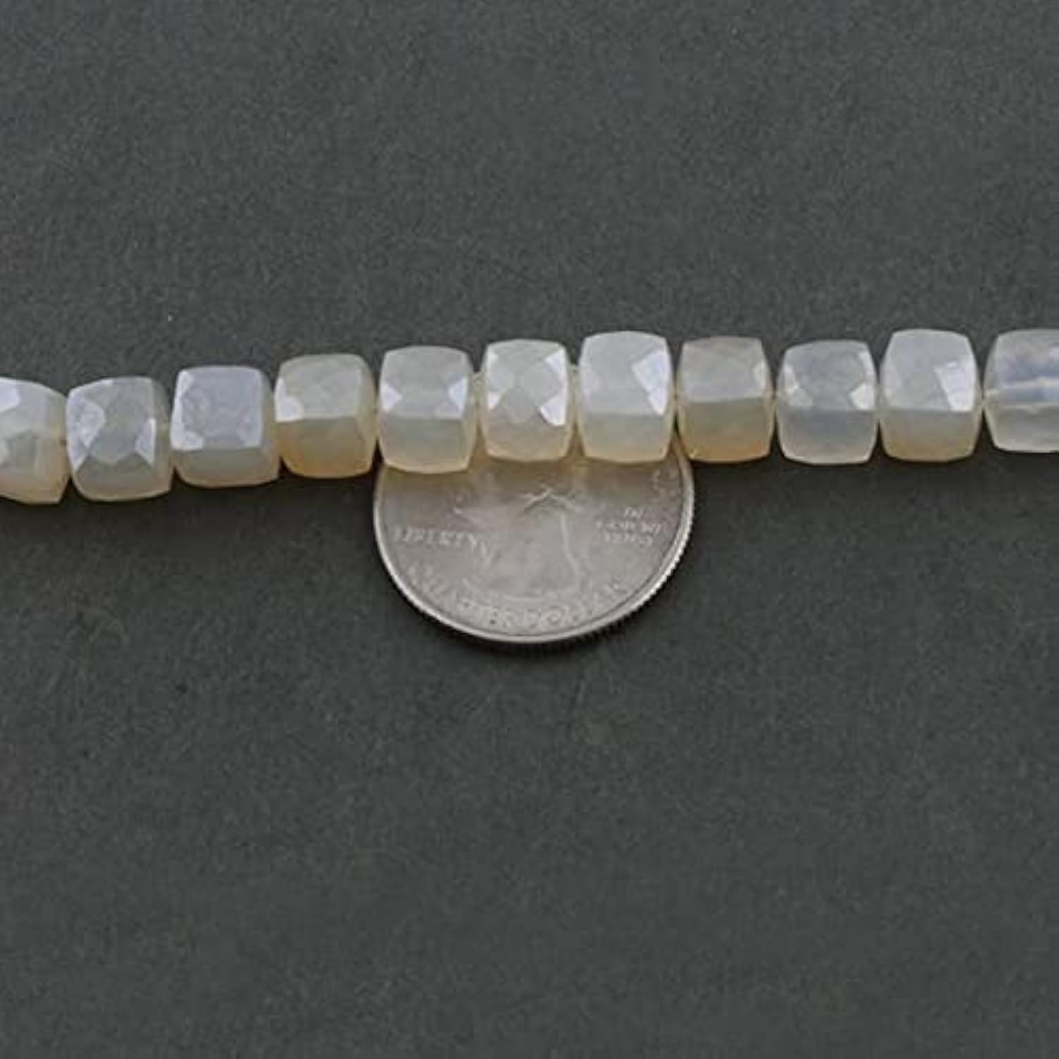 Perles de calcédoine facettées cubes 7mm 8mm fil briolettes silverite LKBEADS enfilage