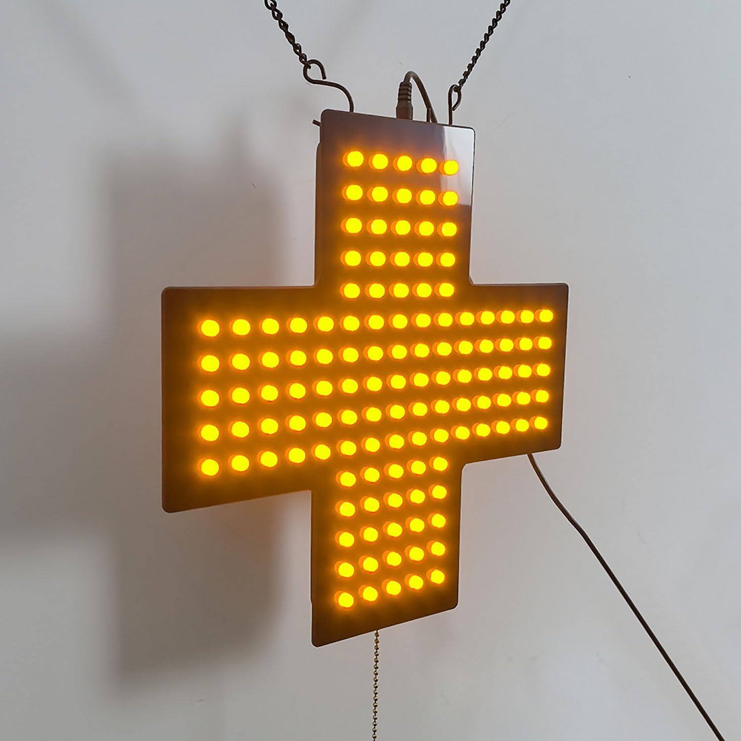 Insegna A Croce A LED per Farmacia, Insegna al Neon A Croce per Interni, Materiale Acrilico, modalità di Funzionamento: Sempre Accesa/spenta, con Catenella, per Farmacie E Dispensari.