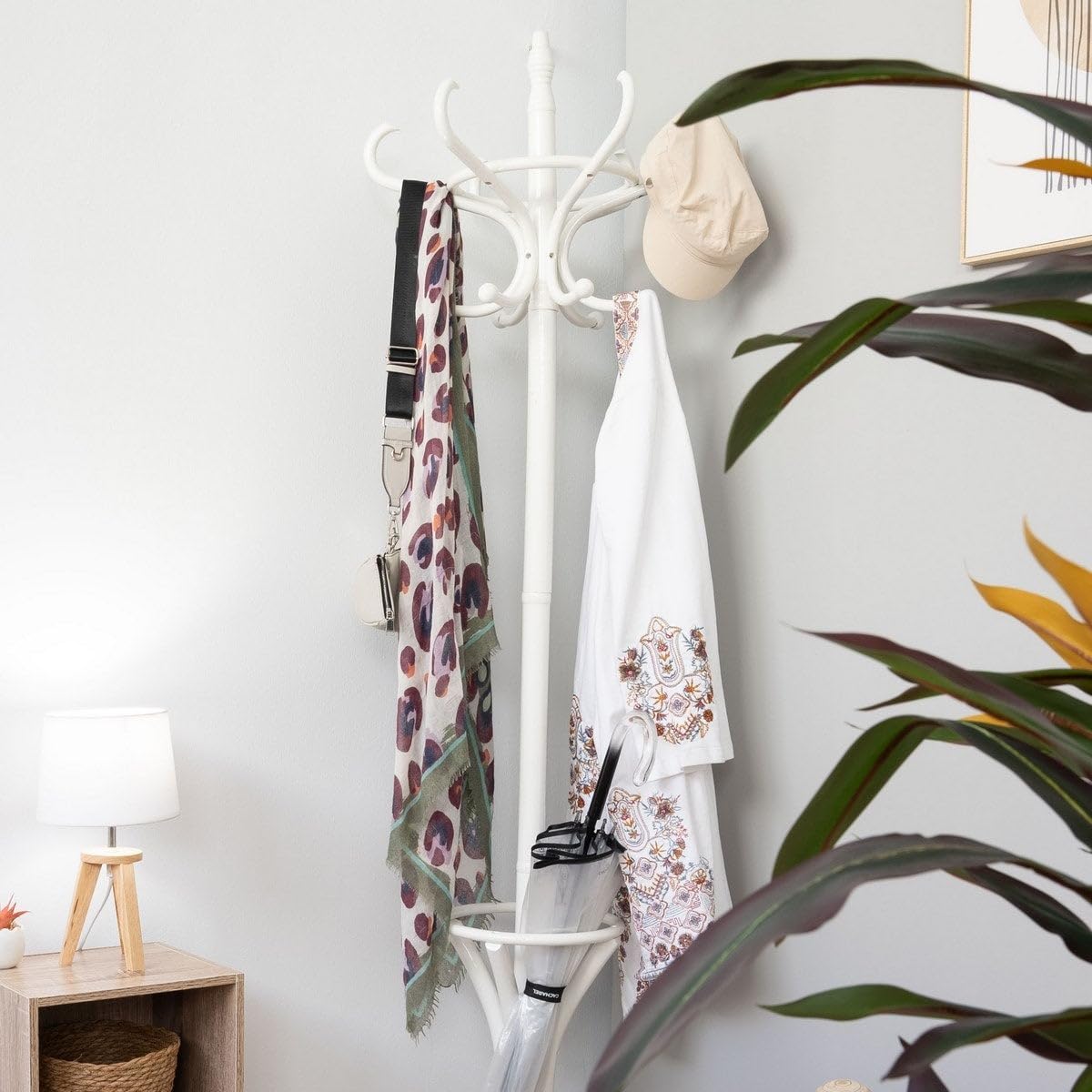 LOLAhome - Perchero de pie blanco de 12 brazos de madera de álamo de 184 cm. Incluye paragüero en la base. Diseño clásico Thonet funcional para colgar abrigos y bolsos con elegancia diaria