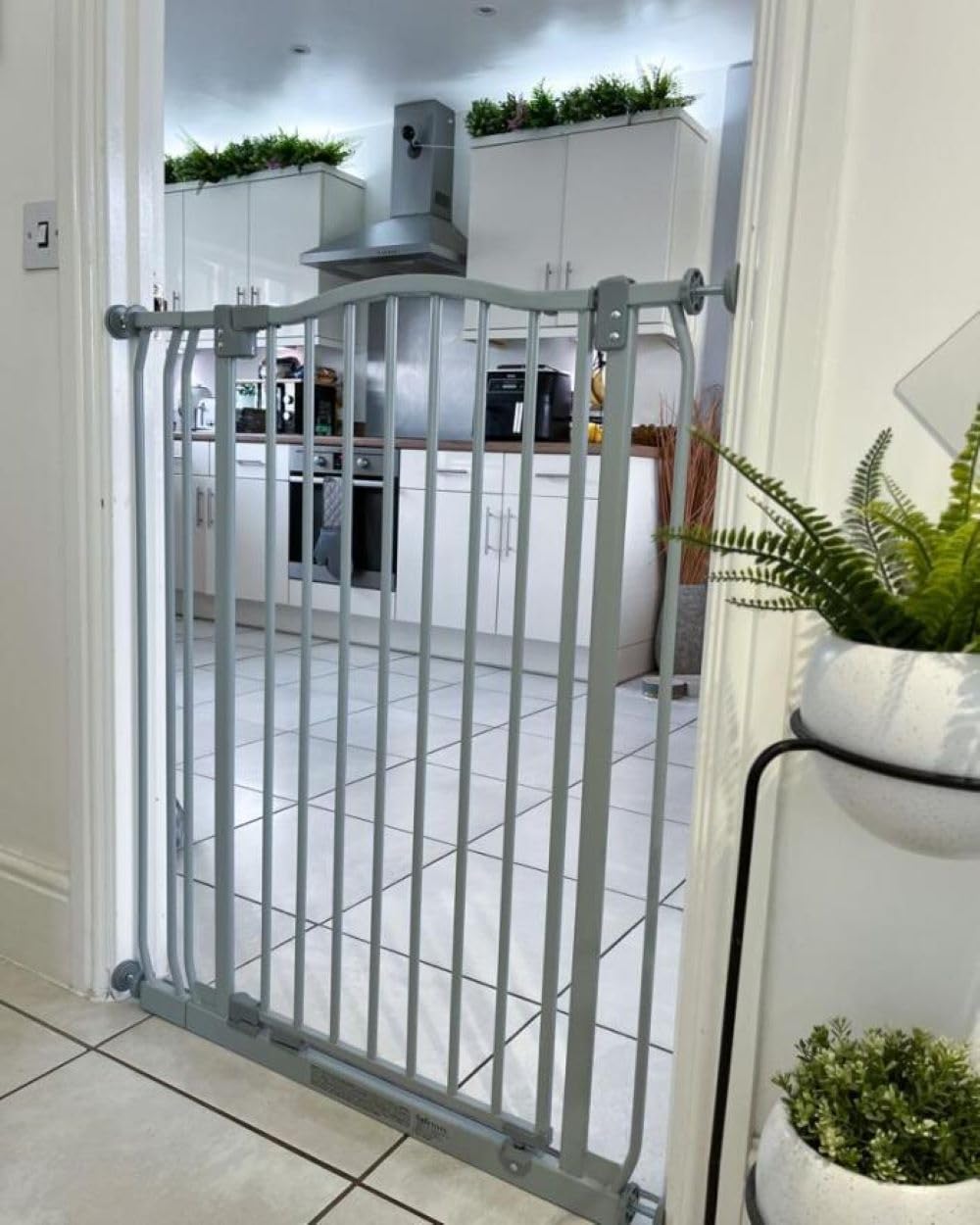 Safetots Barrera Extra Alta de Tope Curvo para Bebés, 179cm - 188cm, Gris Mate, Altura Extra Alta de 100cm, Barrera de Presión para Escaleras, Barrera de Seguridad para Bebés