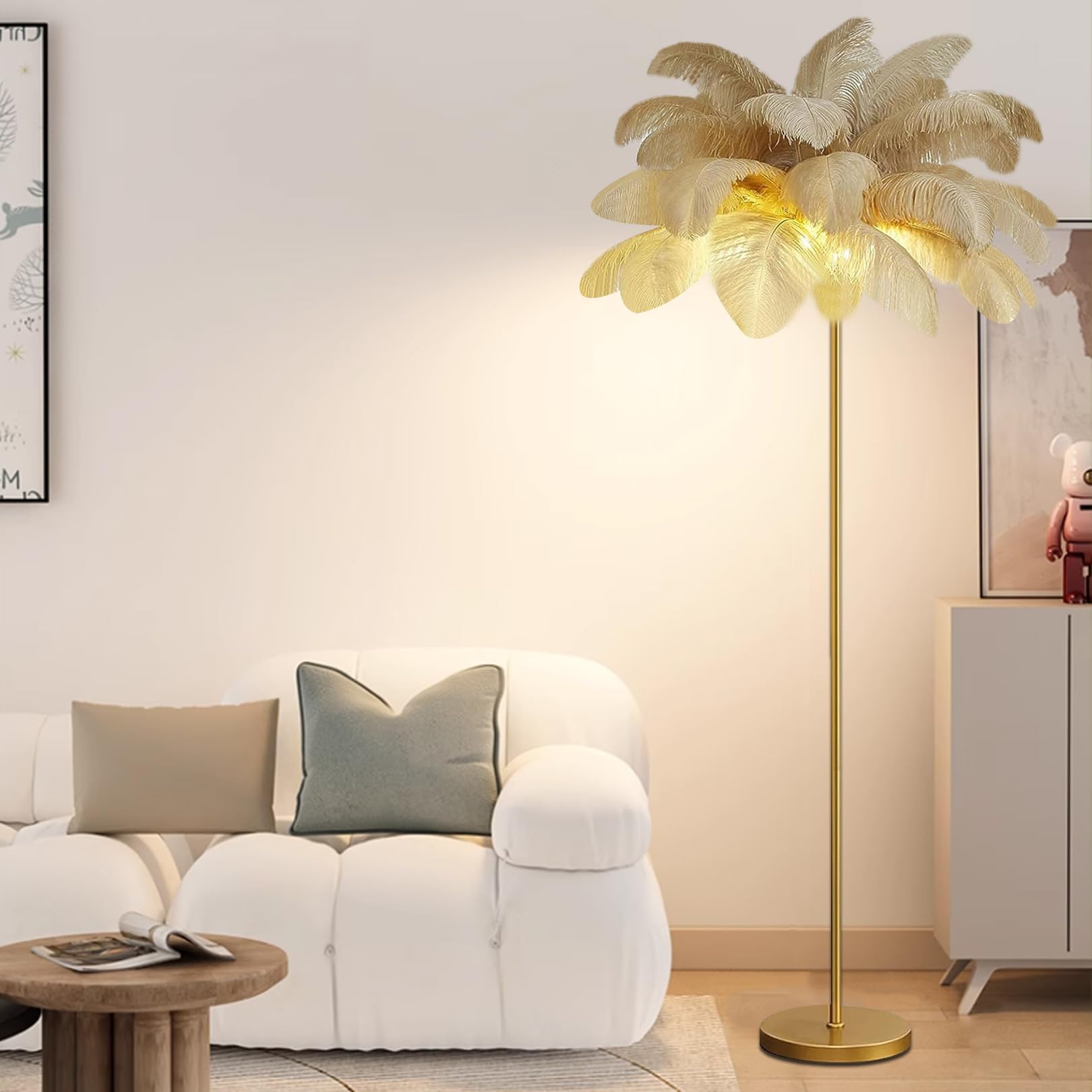 Lampe haute en plumes dorées avec ampoule G4 pour créer une ambiance cocooning de chambre