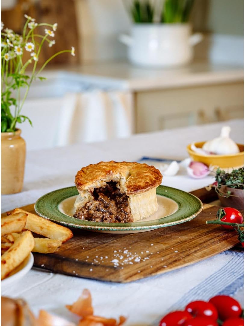 Wilfreds 6 Minced Beef and Onion Pies: Succulent beef, slow cooked in a delectable gravy, combined with onions and a flaky crust. Our delicious meat pies are freshly made to order for your indulgence