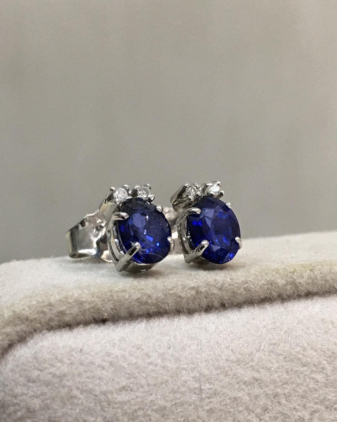 Orecchini a lobo da donna in oro bianco 18kt con zaffiri e diamanti veri naturali, Perno e farfallina.