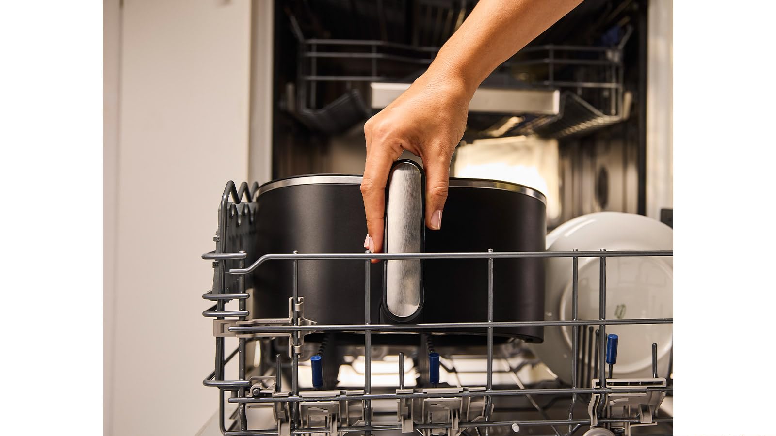 Braun MultiFry 5 - Heißluftfritteuse für fettarmes Kochen, einfache Zubereitung mit 8 Kochprogrammen, PFAS-freier Garkorb mit 6L Fassungsvermögen, 80 °C bis 200 °C, 1700W, Mattschwarz (HF 5034I BK)