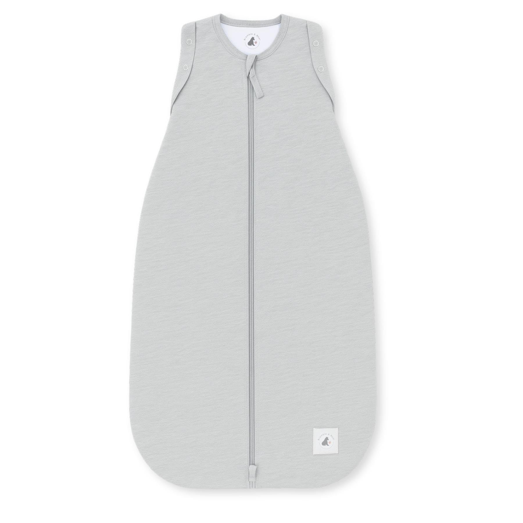 Bramble & Bear Schlafsack Baby 1 oder 2,5 Tog – Warmer, Atmungsaktiver Schlafsack Neugeborene, Grau – Wie EIN Pucksack, Superweiche Baumwolle – Ärmellos, Praktischer Doppelreißverschluss, Druckknöpfe