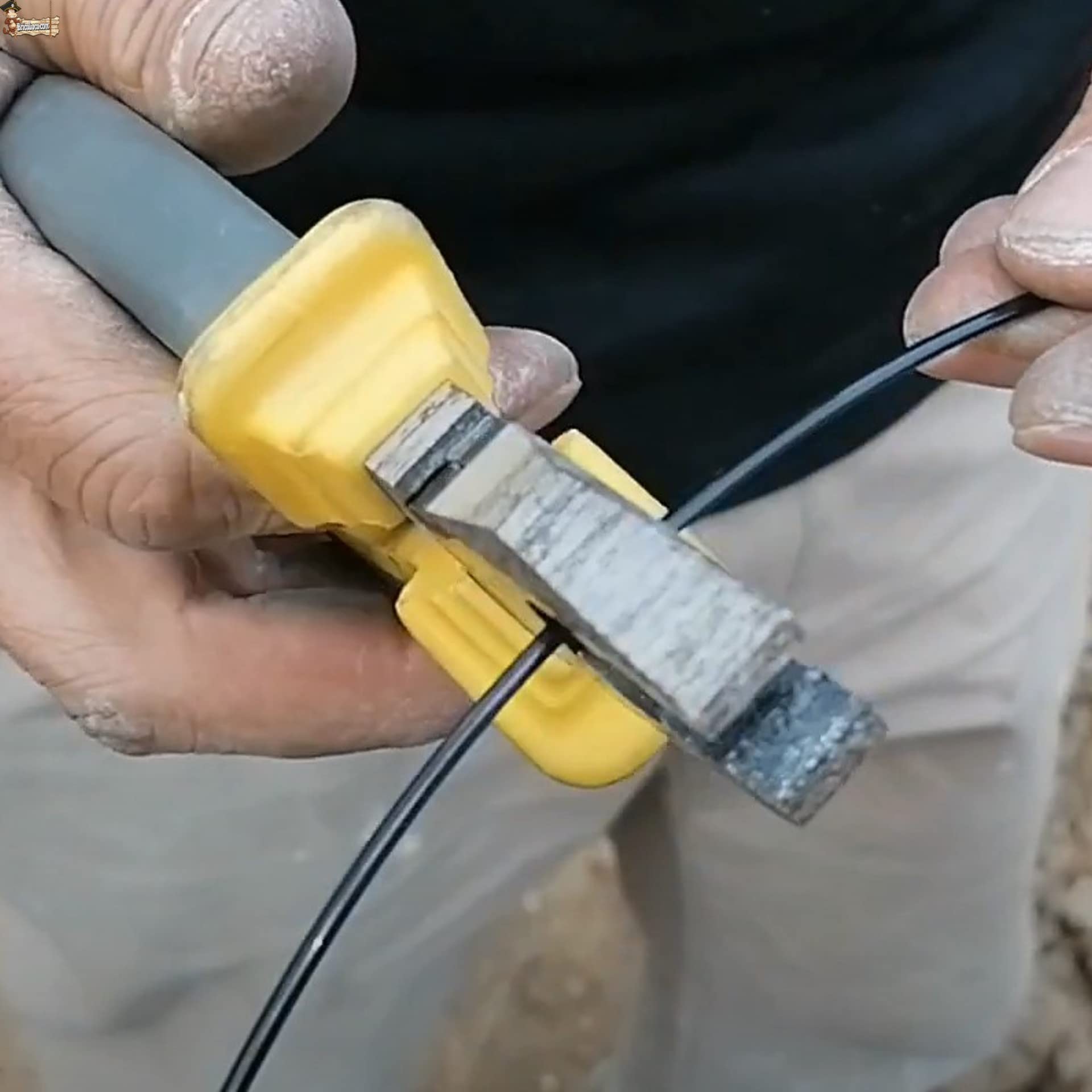 BricoLoco.com Hilo poliéster Invernadero, Atar Tutor Plantas, viña, entutorar. Bobina Carrete 1.000 MTS.Sustituye a Alambre metálico y a la Malla o Red Soporte en Atado, guiado o entutorado. (1000)