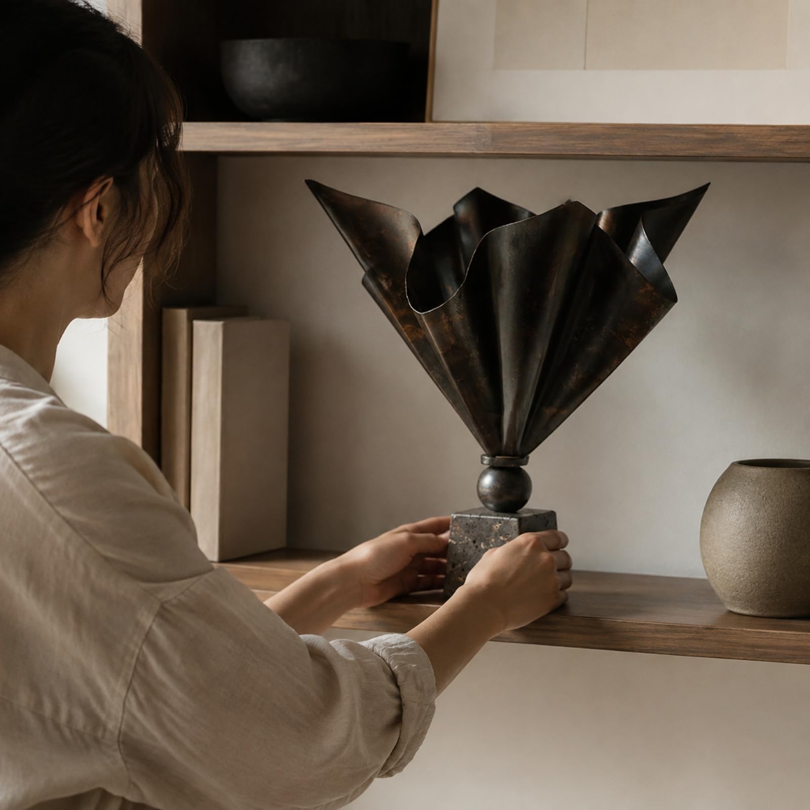 Baoblaze Jarrón Hierro con Acabado Antiguo Oscuro Metálico Florero Escultural con Base Cuadrada Estable Artículo Escultórico para Escritorio