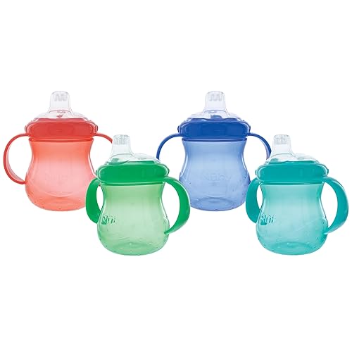 Nuby Vaso de plástico con dos asas antiderrames con boquilla suave, 10 onzas, los colores pueden variar